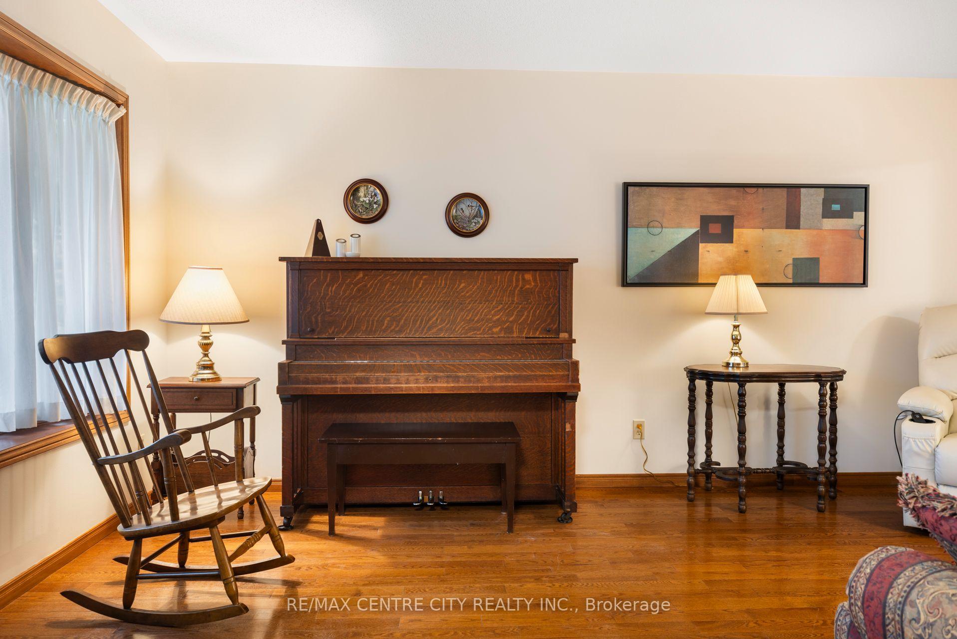 Photo 5 of 334 Canterbury Place, Central Elgin, Belmont — HOMEH