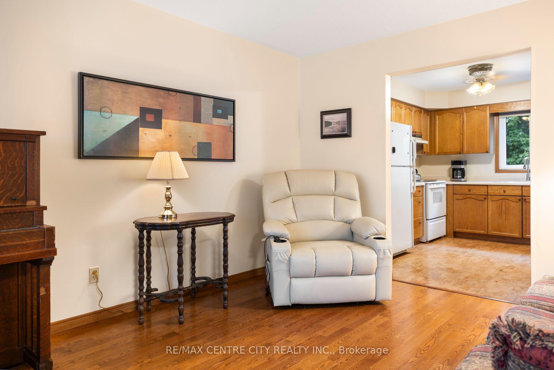 Photo 6 of 334 Canterbury Place, Central Elgin, Belmont — HOMEH