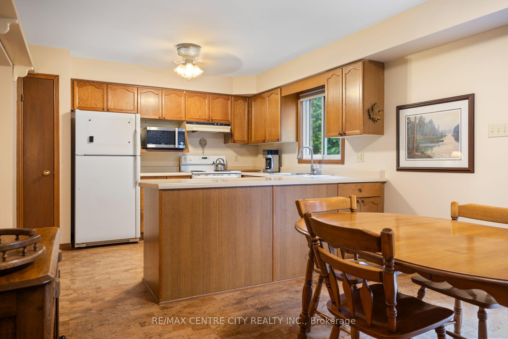 Photo 9 of 334 Canterbury Place, Central Elgin, Belmont — HOMEH