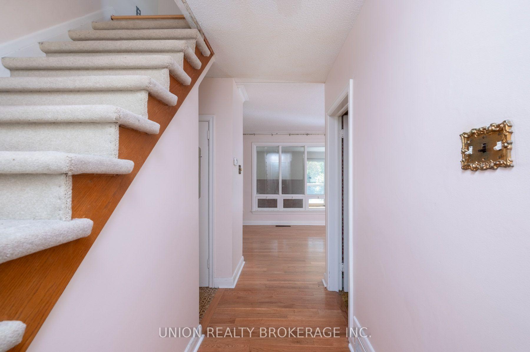 Photo 4 of 37 Shirley Crescent, Scarborough, Scarborough Village — HOMEH