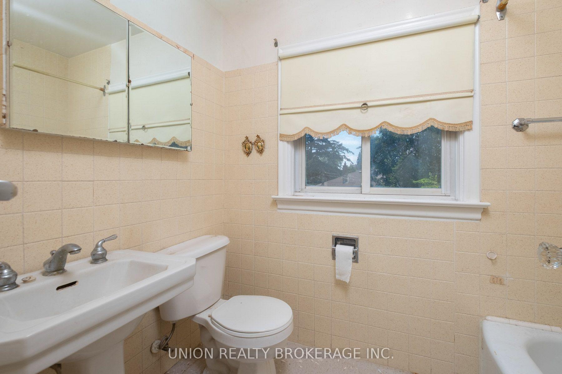 Photo 16 of 37 Shirley Crescent, Scarborough, Scarborough Village — HOMEH