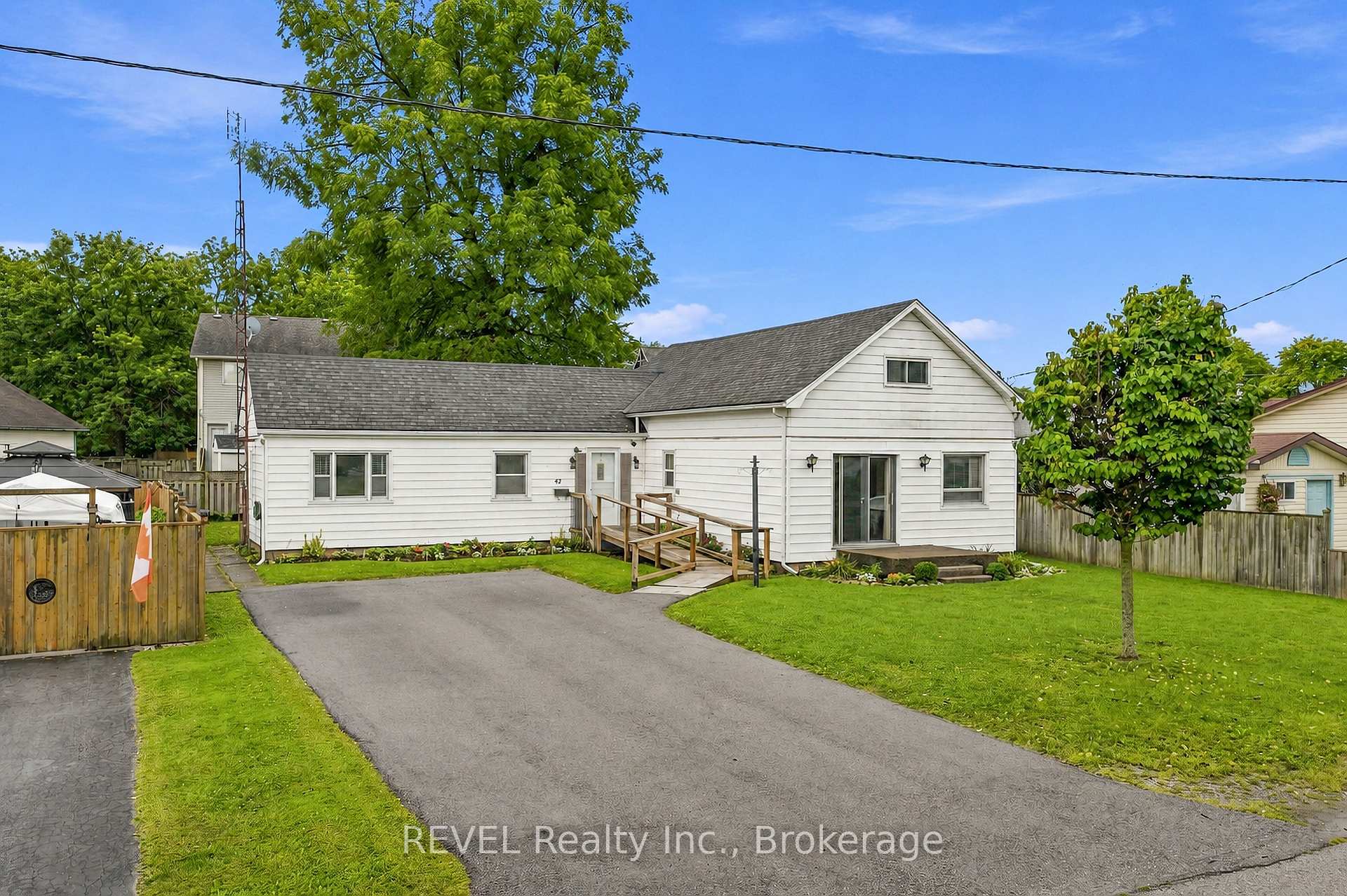 Photo 1 of 42 Wildwood Road, St. Catharines, Port Weller — HOMEH