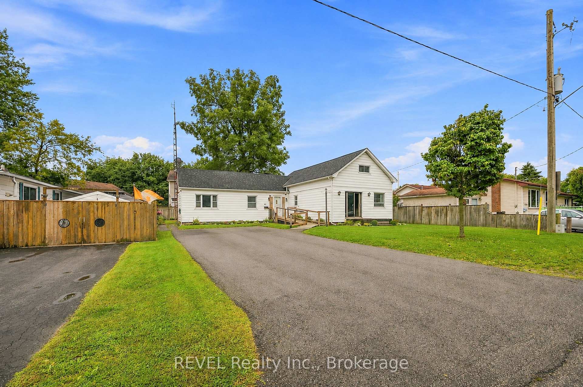 Photo 2 of 42 Wildwood Road, St. Catharines, Port Weller — HOMEH