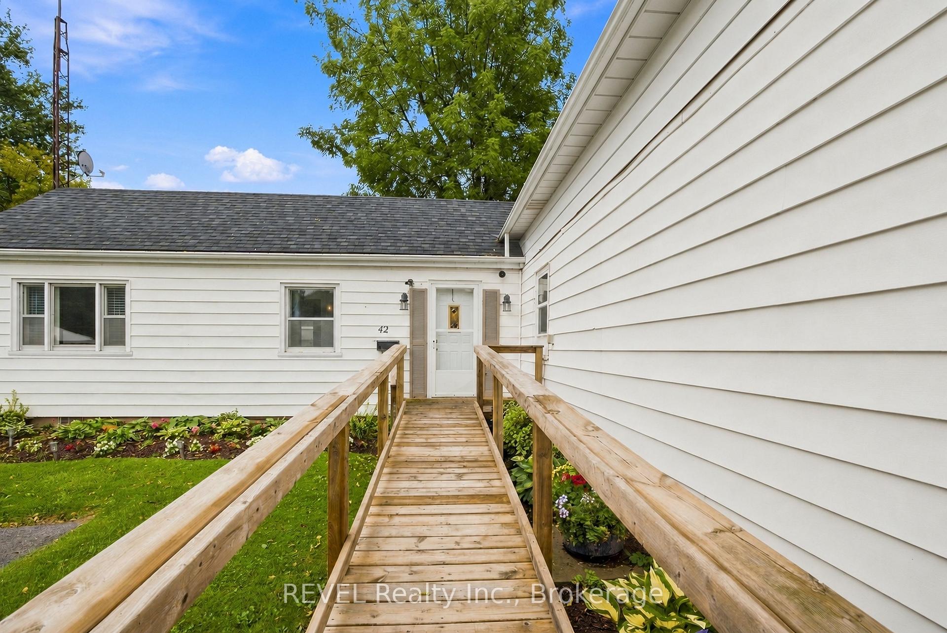 Photo 3 of 42 Wildwood Road, St. Catharines, Port Weller — HOMEH