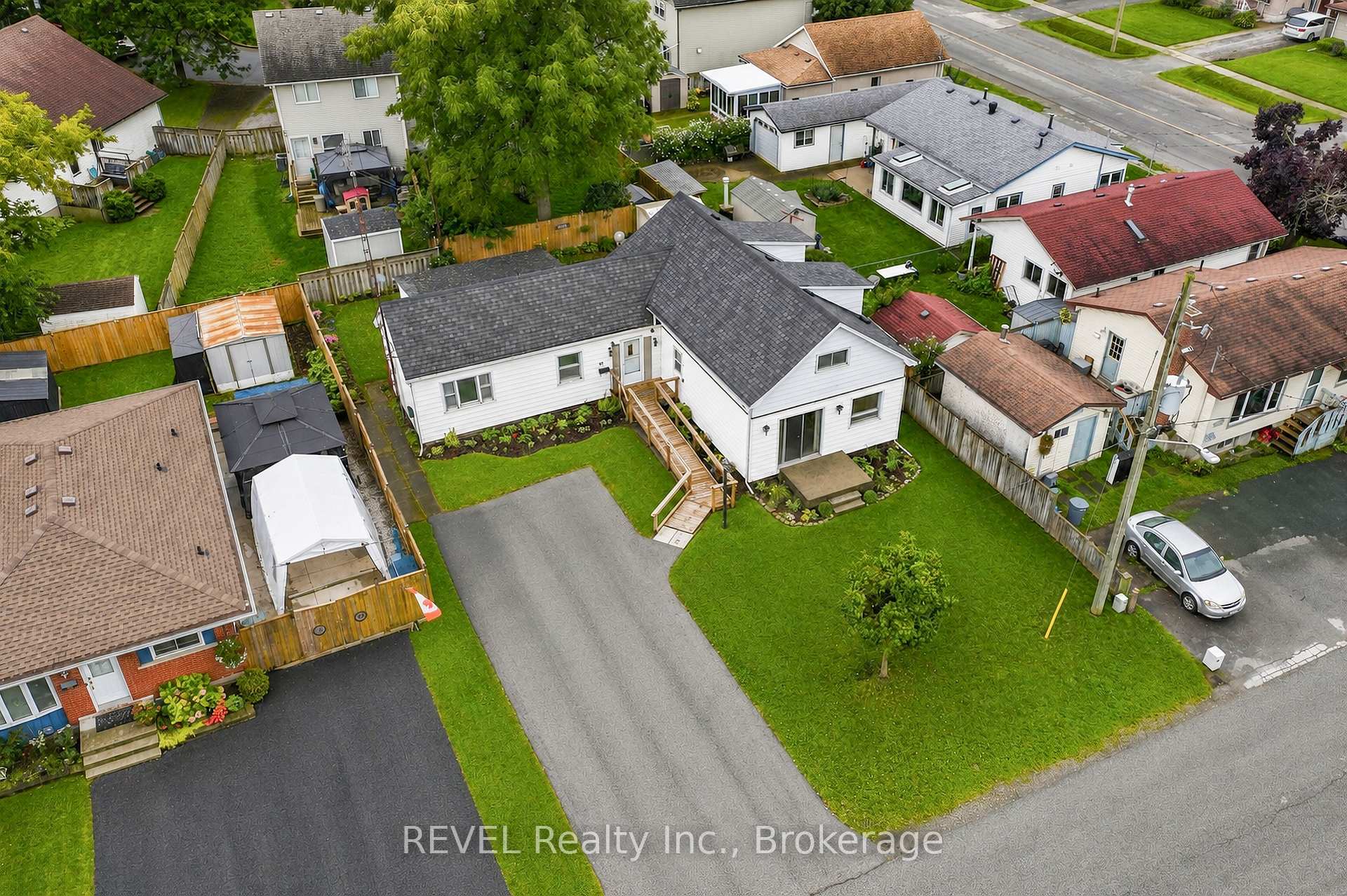 Photo 4 of 42 Wildwood Road, St. Catharines, Port Weller — HOMEH