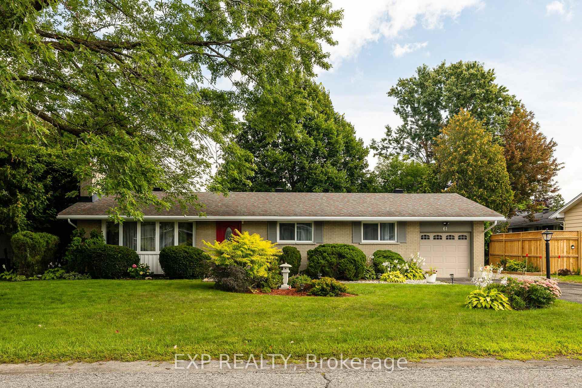 Photo 2 of 61 Ridgefield Crescent, Ottawa, Arbeatha Park — HOMEH