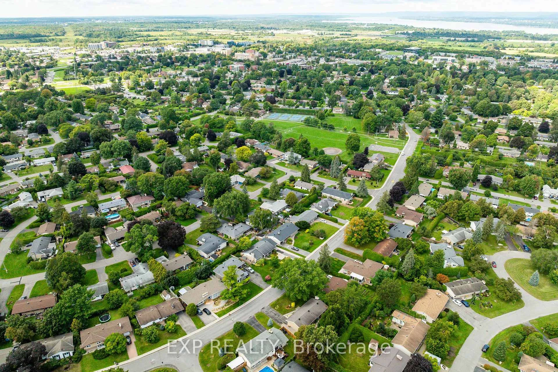Photo 53 of 61 Ridgefield Crescent, Ottawa, Arbeatha Park — HOMEH