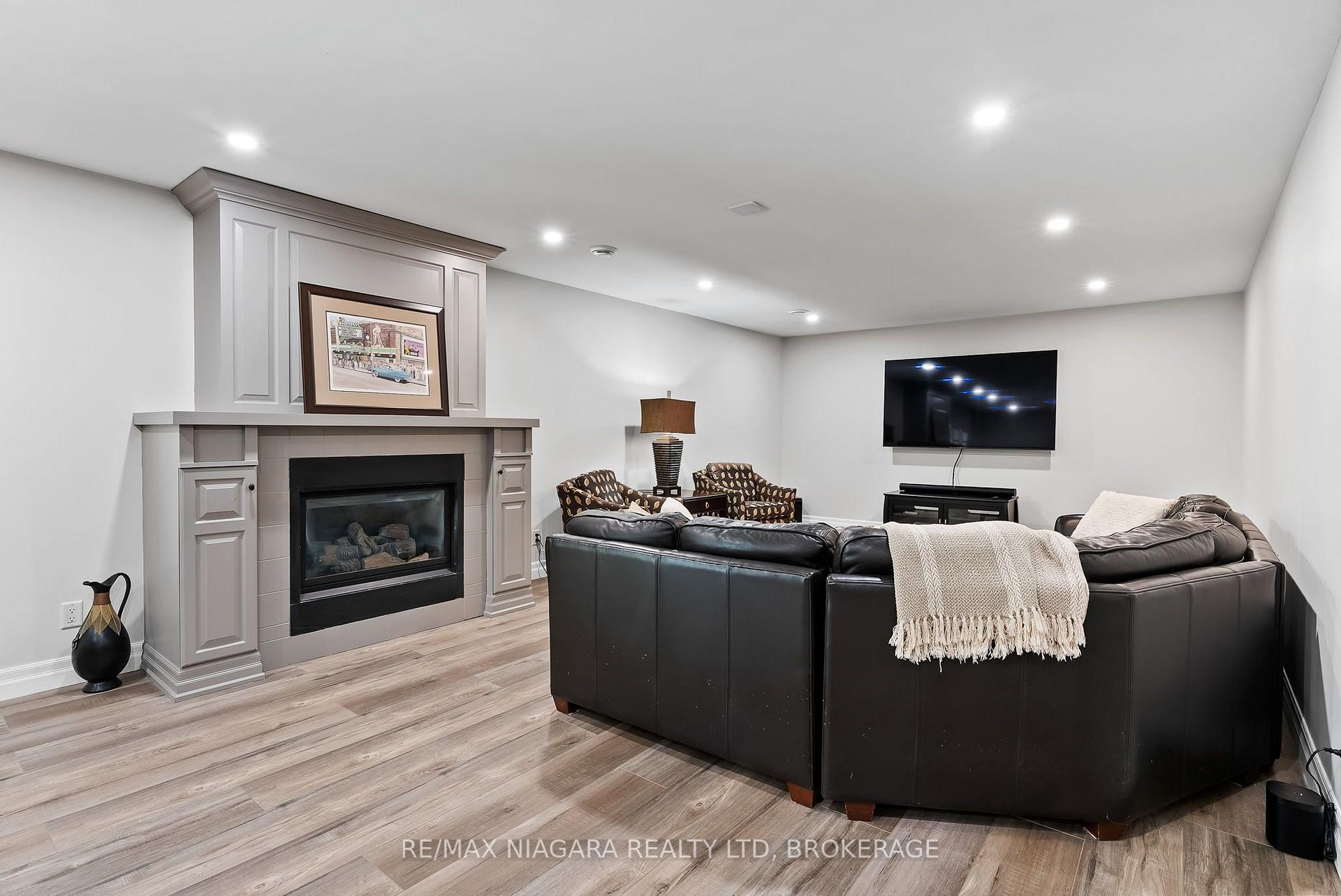 Photo 33 of 41 Sculler's Way, St. Catharines, Martindale Pond — HOMEH