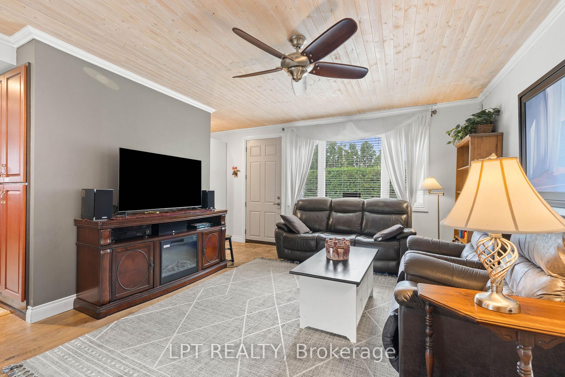 Photo 9 of 427 Lake Drive E, Georgina, Historic Lakeshore Communities — HOMEH