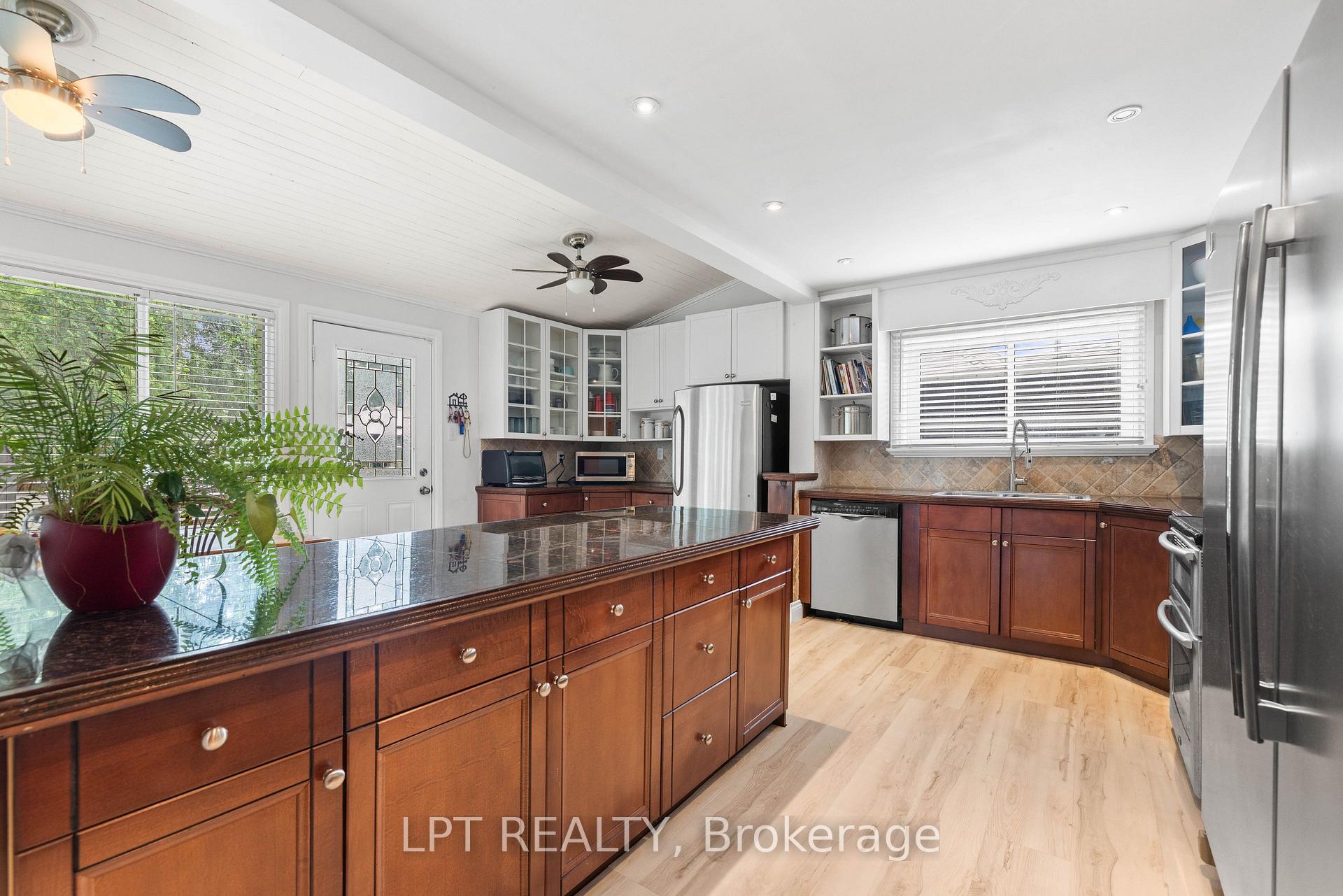 Photo 14 of 427 Lake Drive E, Georgina, Historic Lakeshore Communities — HOMEH