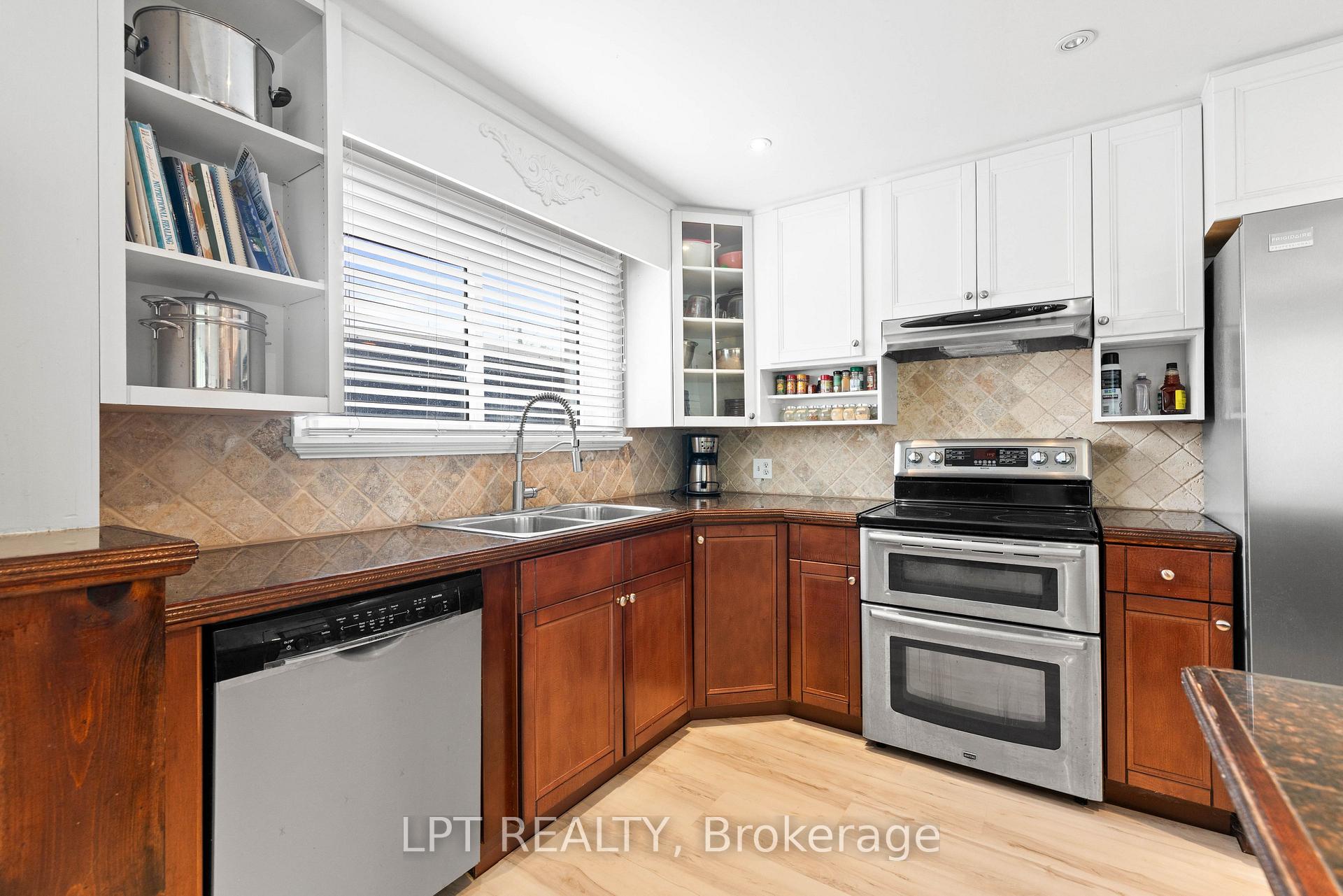 Photo 16 of 427 Lake Drive E, Georgina, Historic Lakeshore Communities — HOMEH