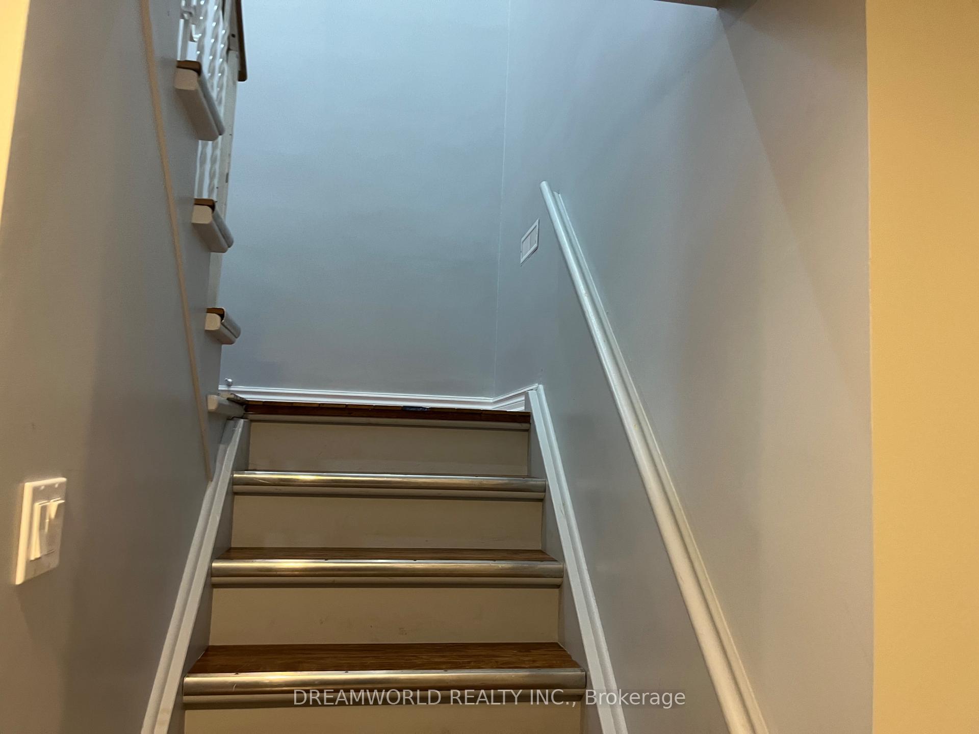 Photo 2 of 71 Keegan Crescent, North York, York University Heights — HOMEH
