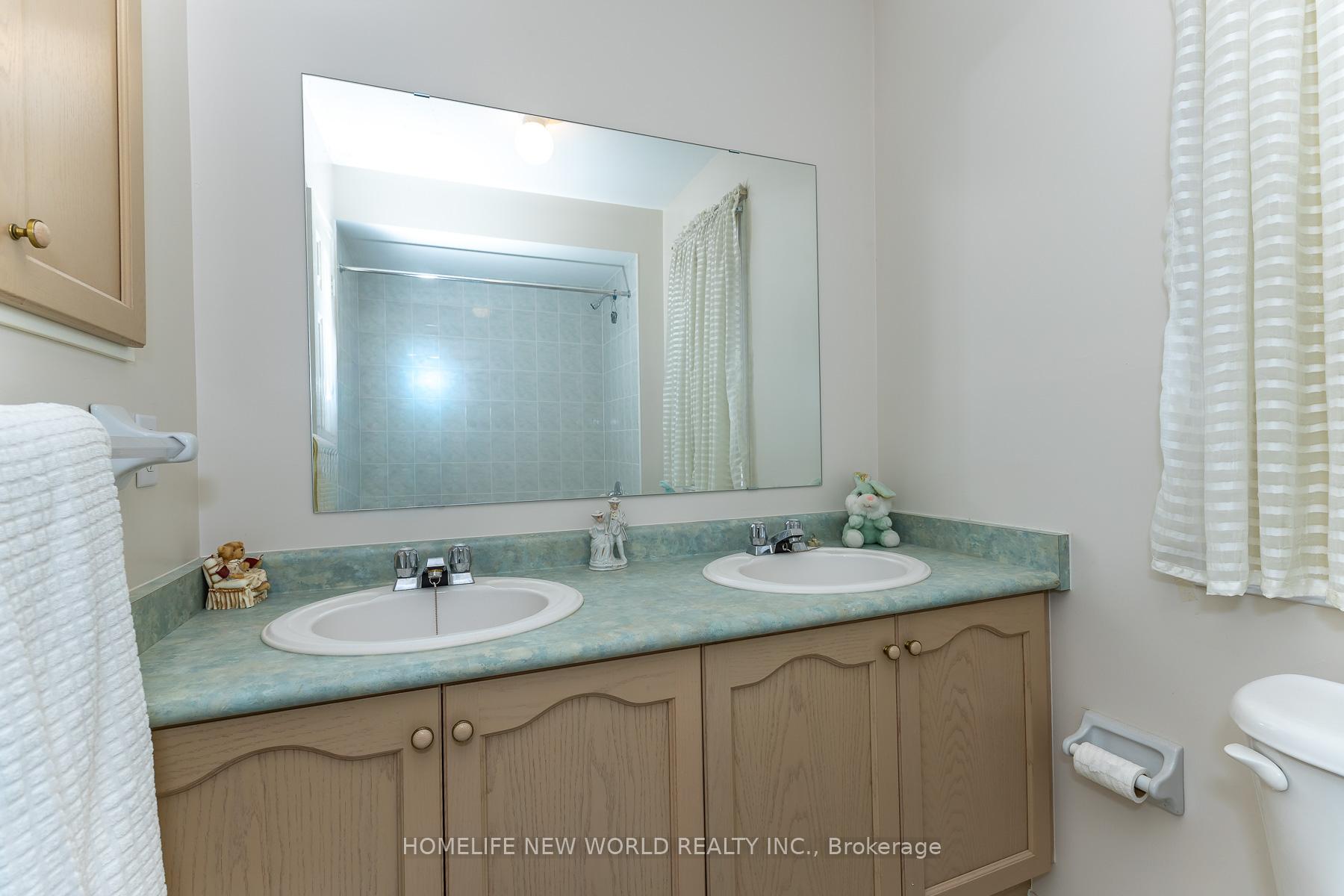 Photo 37 of 12 Touchstone Drive, North York, Brookhaven-Amesbury — HOMEH