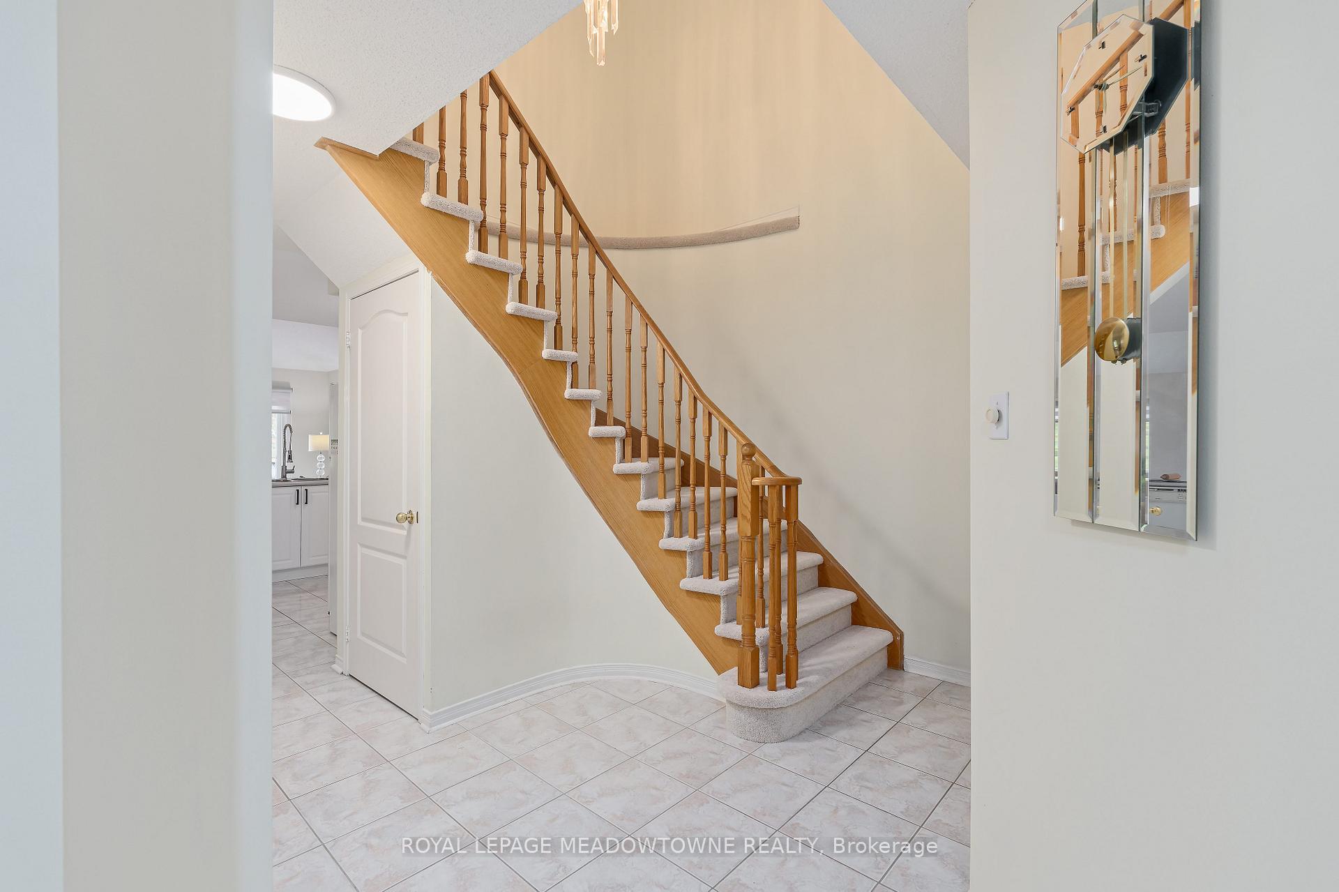 Photo 19 of 73 James Young Drive, Halton Hills, Georgetown — HOMEH