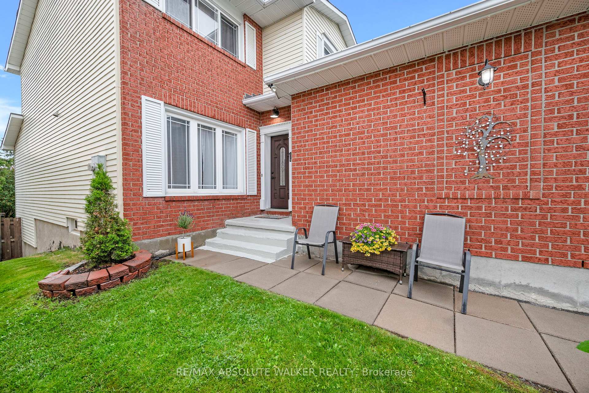 Photo 3 of 2061 Legrand Crescent, Ottawa, Queenswood Heights South — HOMEH