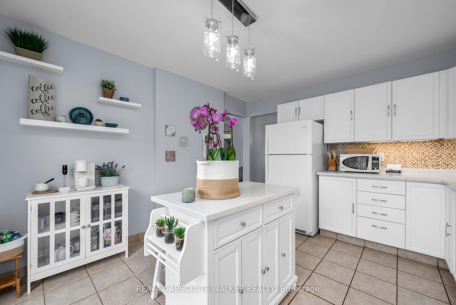 Photo 13 of 2061 Legrand Crescent, Ottawa, Queenswood Heights South — HOMEH