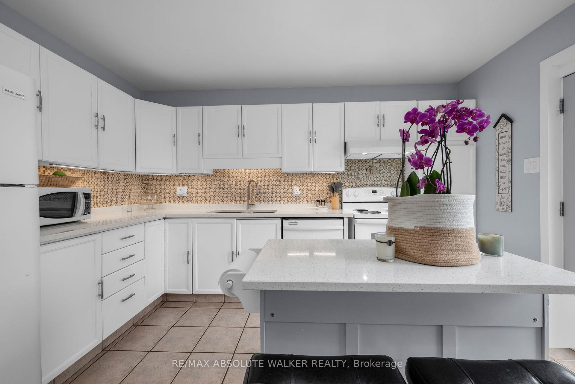 Photo 15 of 2061 Legrand Crescent, Ottawa, Queenswood Heights South — HOMEH