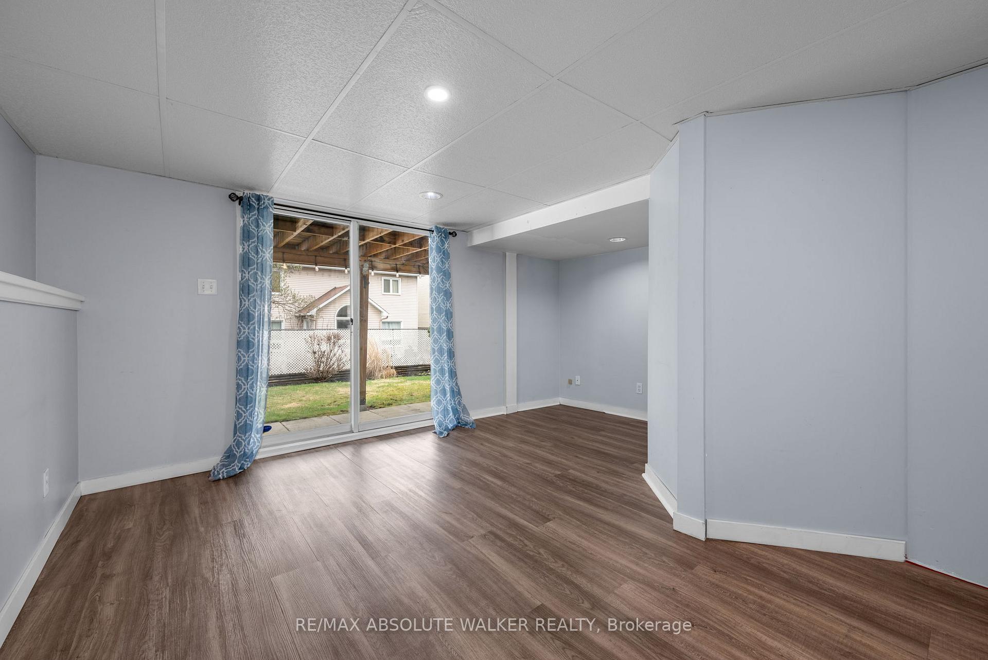 Photo 32 of 2061 Legrand Crescent, Ottawa, Queenswood Heights South — HOMEH