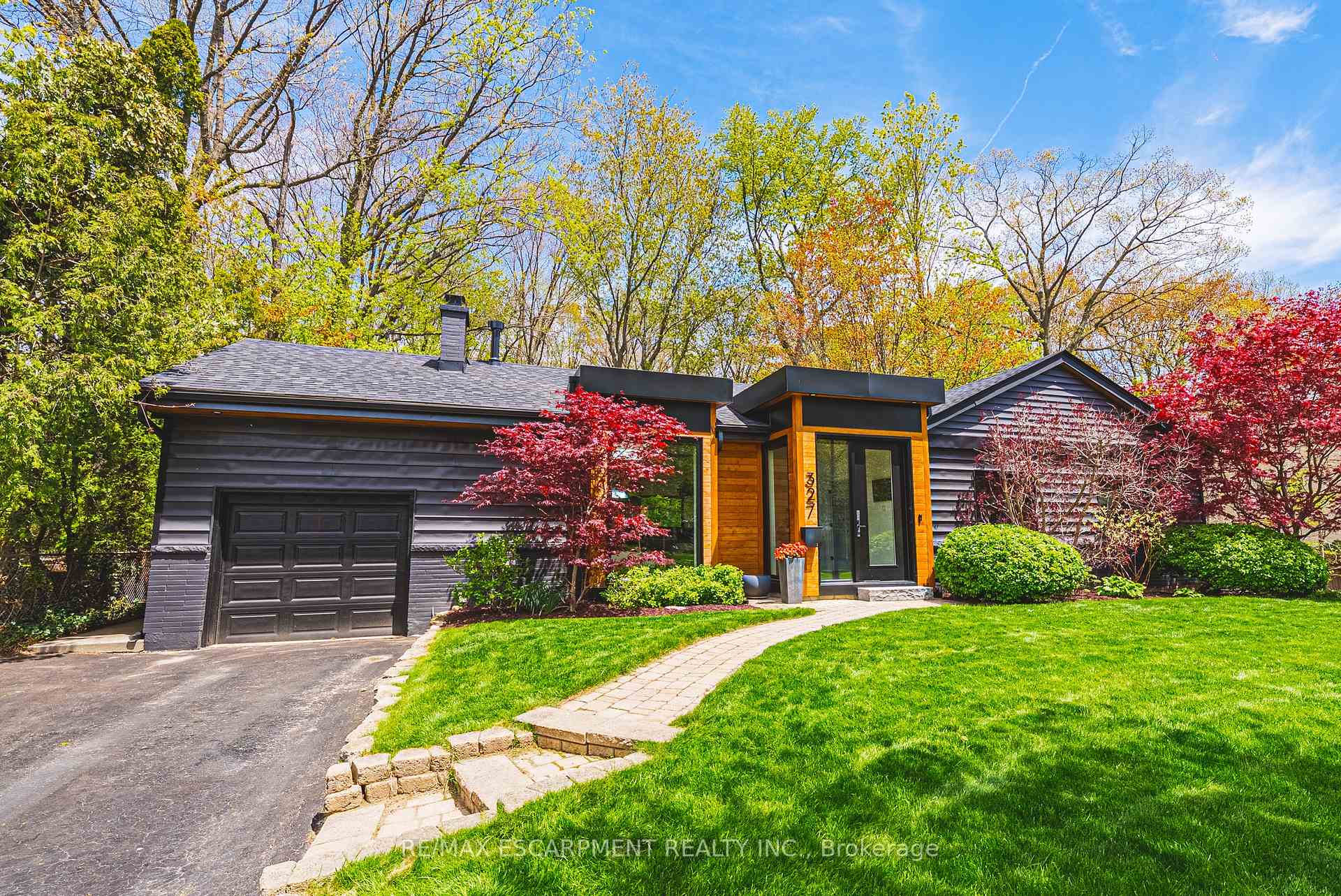 Photo 2 of 327 Goodram Drive, Burlington, Shoreacres — HOMEH