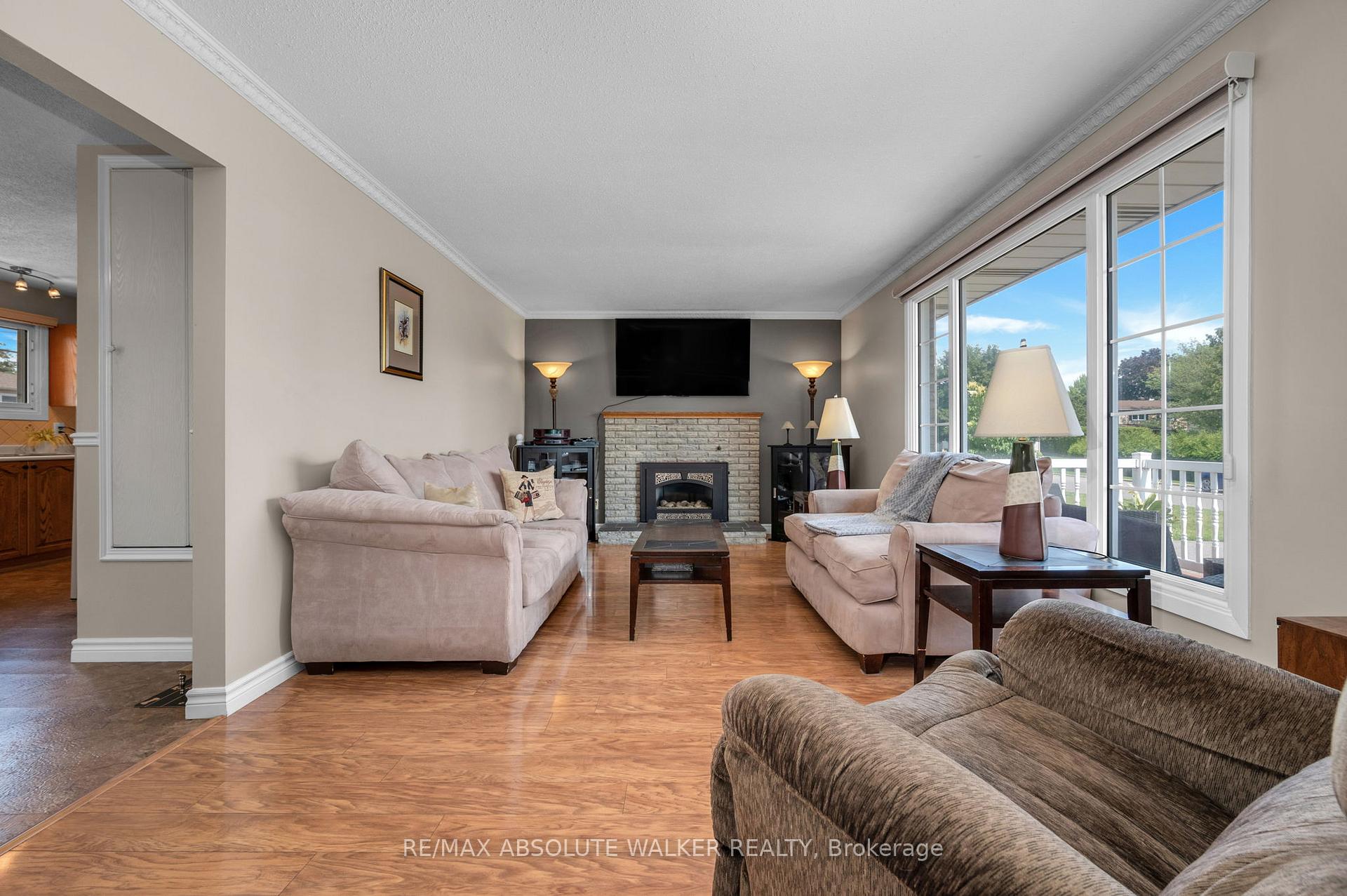 Photo 3 of 337 Roxdale Avenue, Ottawa, Bilberry Creek/Queenswood Heights — HOMEH