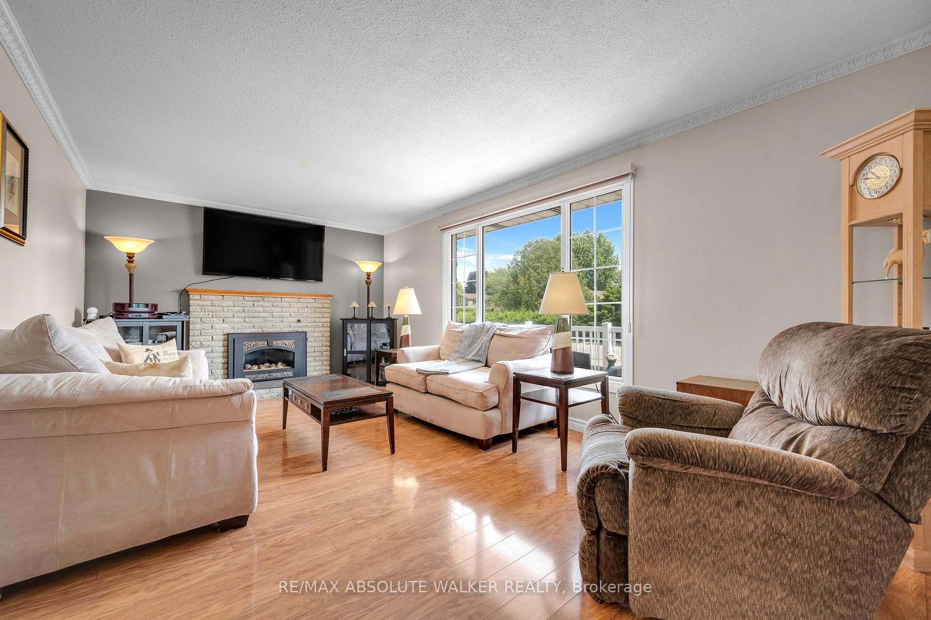 Photo 10 of 337 Roxdale Avenue, Ottawa, Bilberry Creek/Queenswood Heights — HOMEH