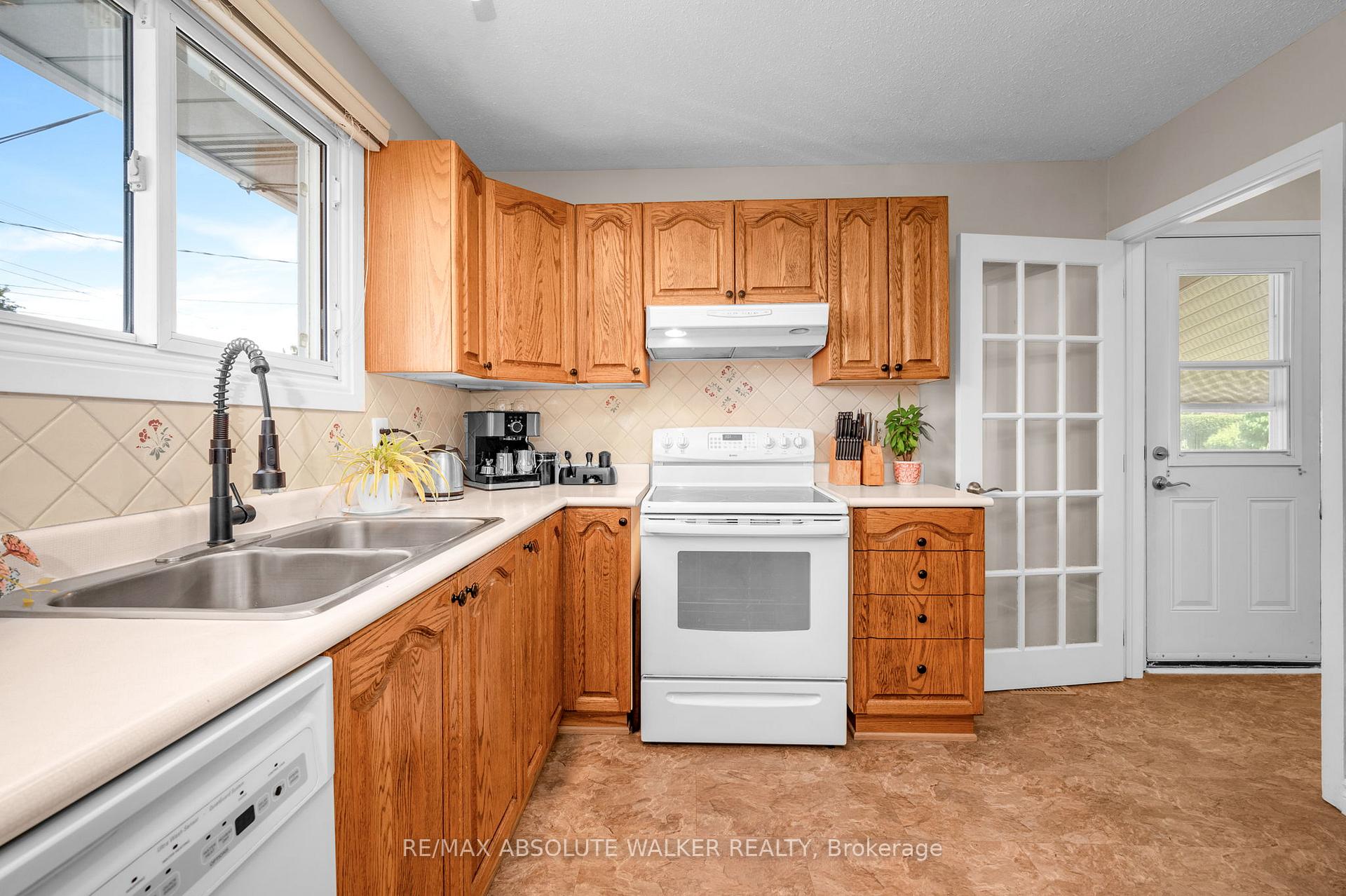 Photo 19 of 337 Roxdale Avenue, Ottawa, Bilberry Creek/Queenswood Heights — HOMEH