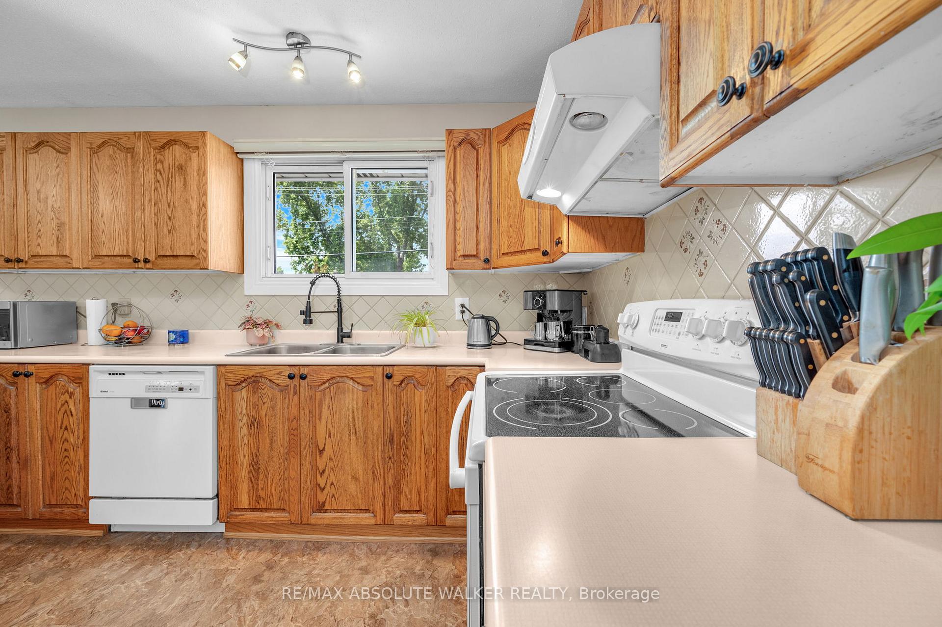 Photo 20 of 337 Roxdale Avenue, Ottawa, Bilberry Creek/Queenswood Heights — HOMEH