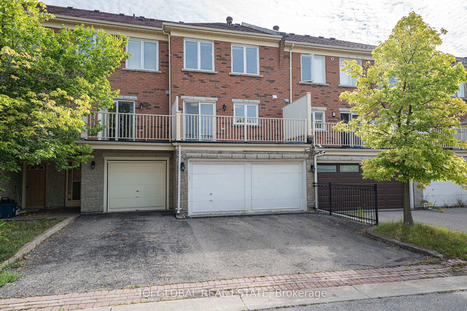 Photo 2 of 30 Pond Drive, Markham, Commerce Valley — HOMEH