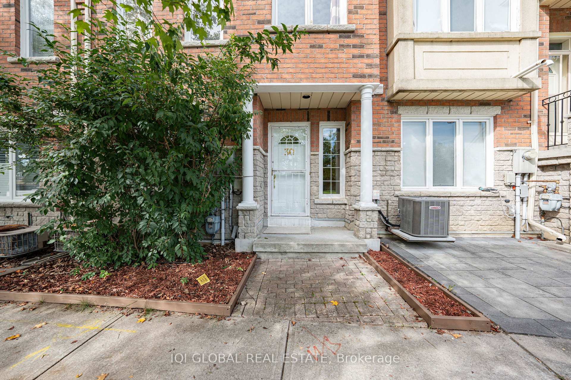 Photo 3 of 30 Pond Drive, Markham, Commerce Valley — HOMEH