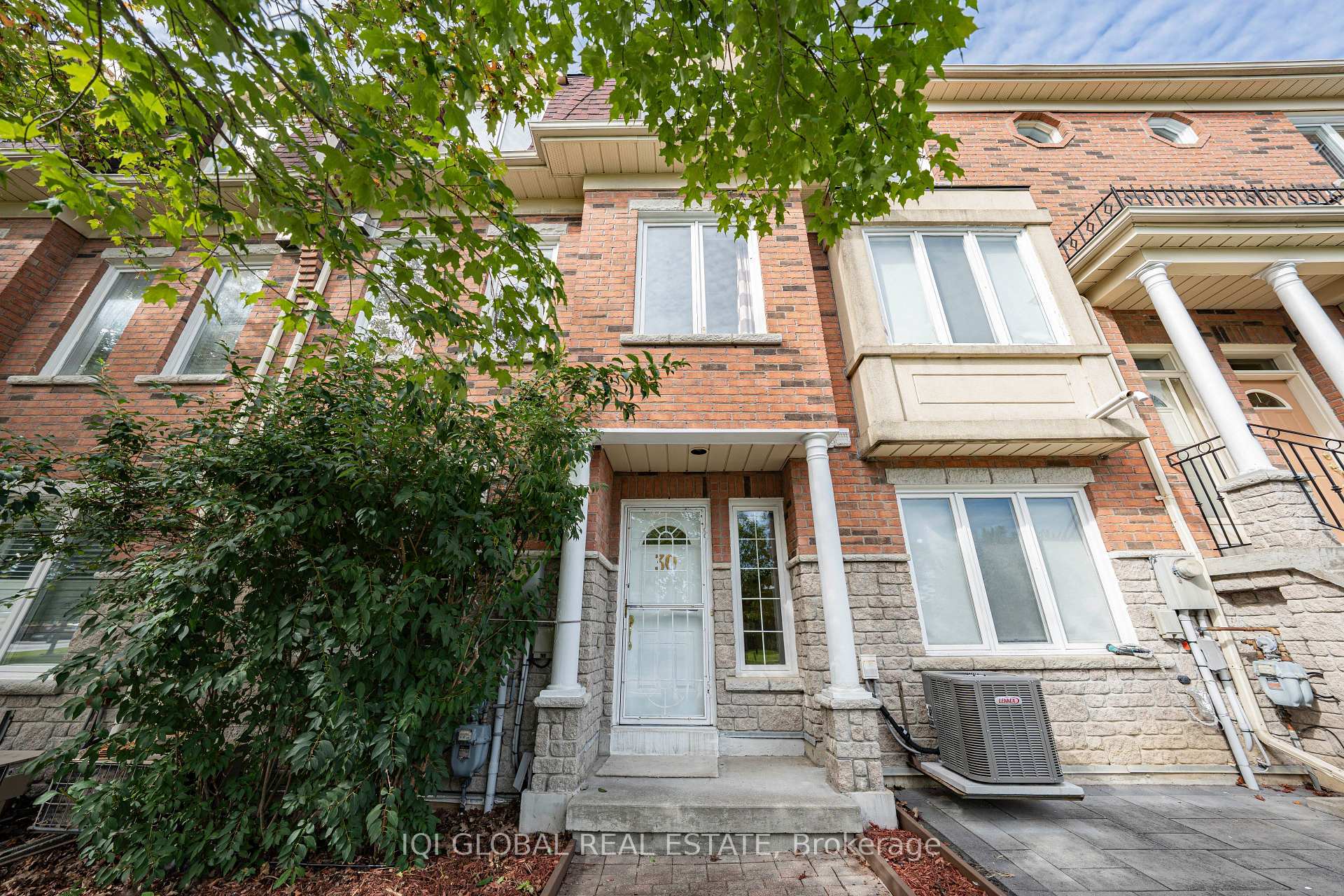 Photo 4 of 30 Pond Drive, Markham, Commerce Valley — HOMEH