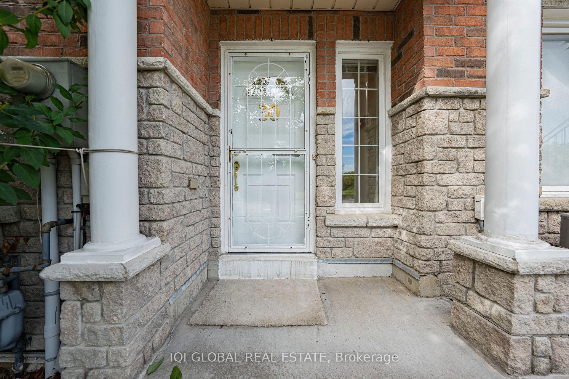 Photo 5 of 30 Pond Drive, Markham, Commerce Valley — HOMEH