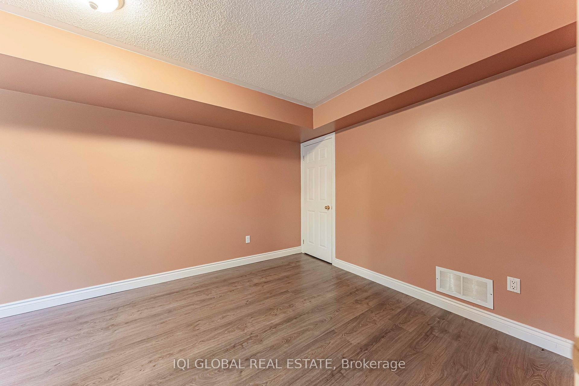 Photo 7 of 30 Pond Drive, Markham, Commerce Valley — HOMEH