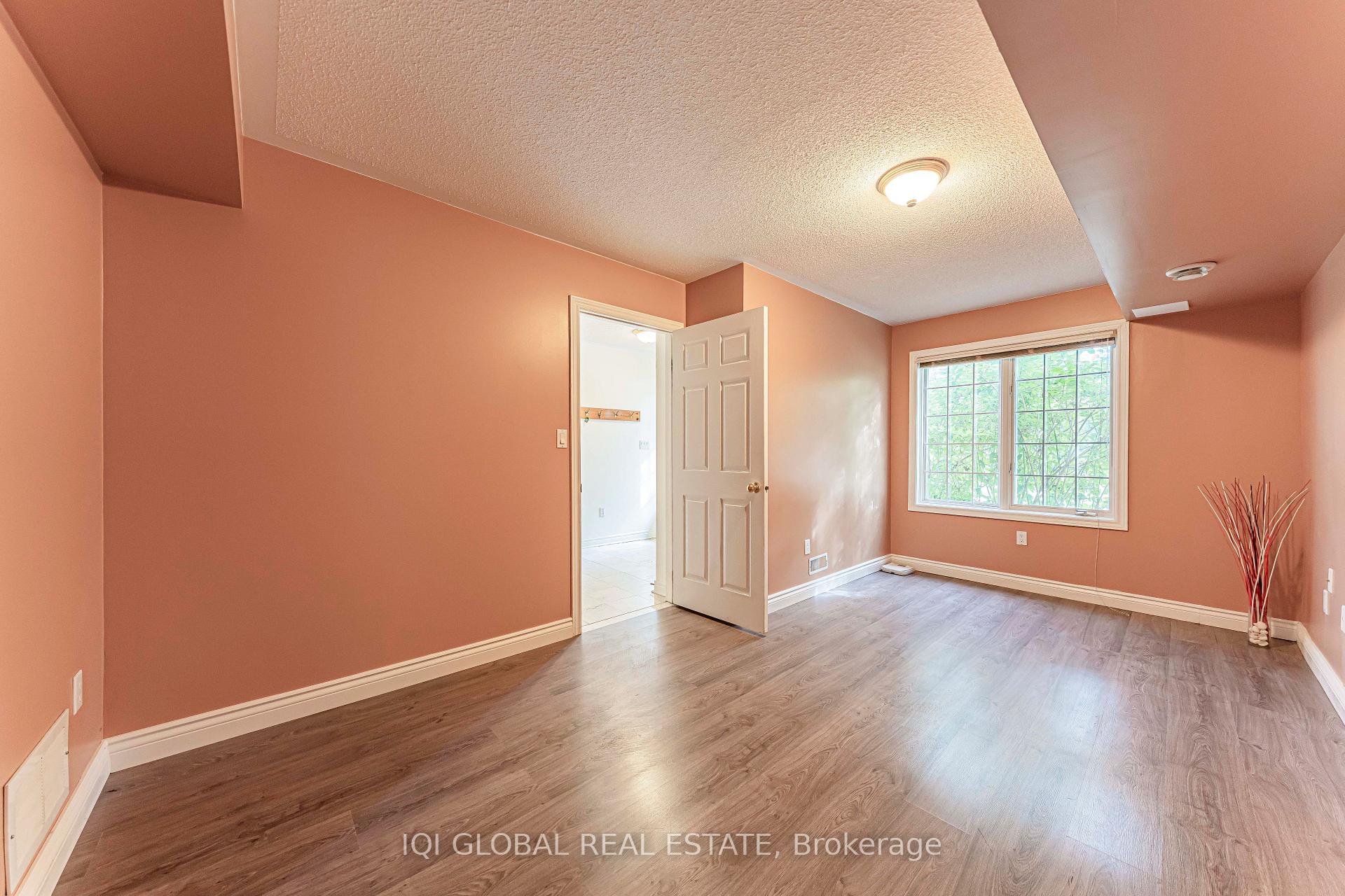 Photo 8 of 30 Pond Drive, Markham, Commerce Valley — HOMEH