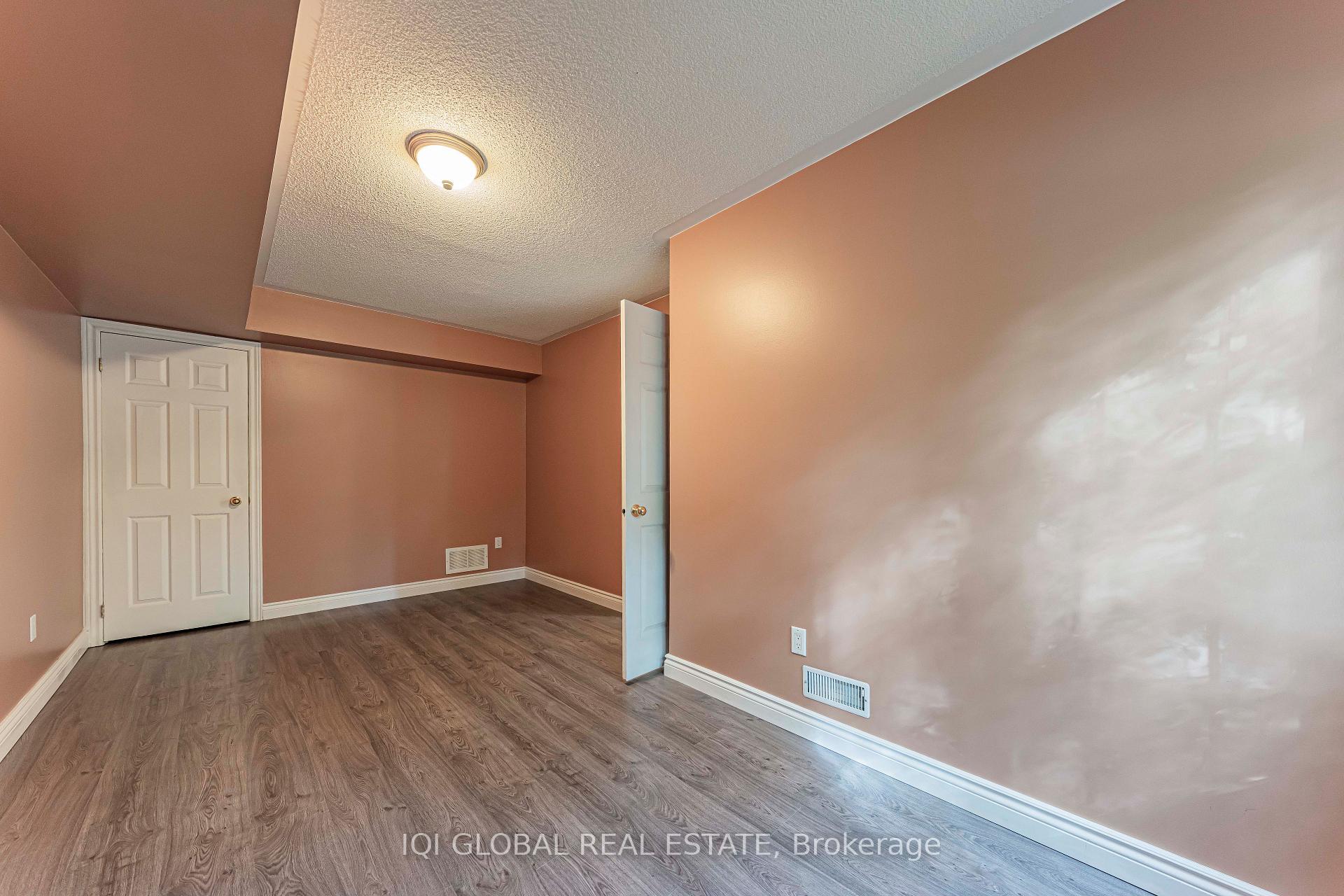 Photo 9 of 30 Pond Drive, Markham, Commerce Valley — HOMEH