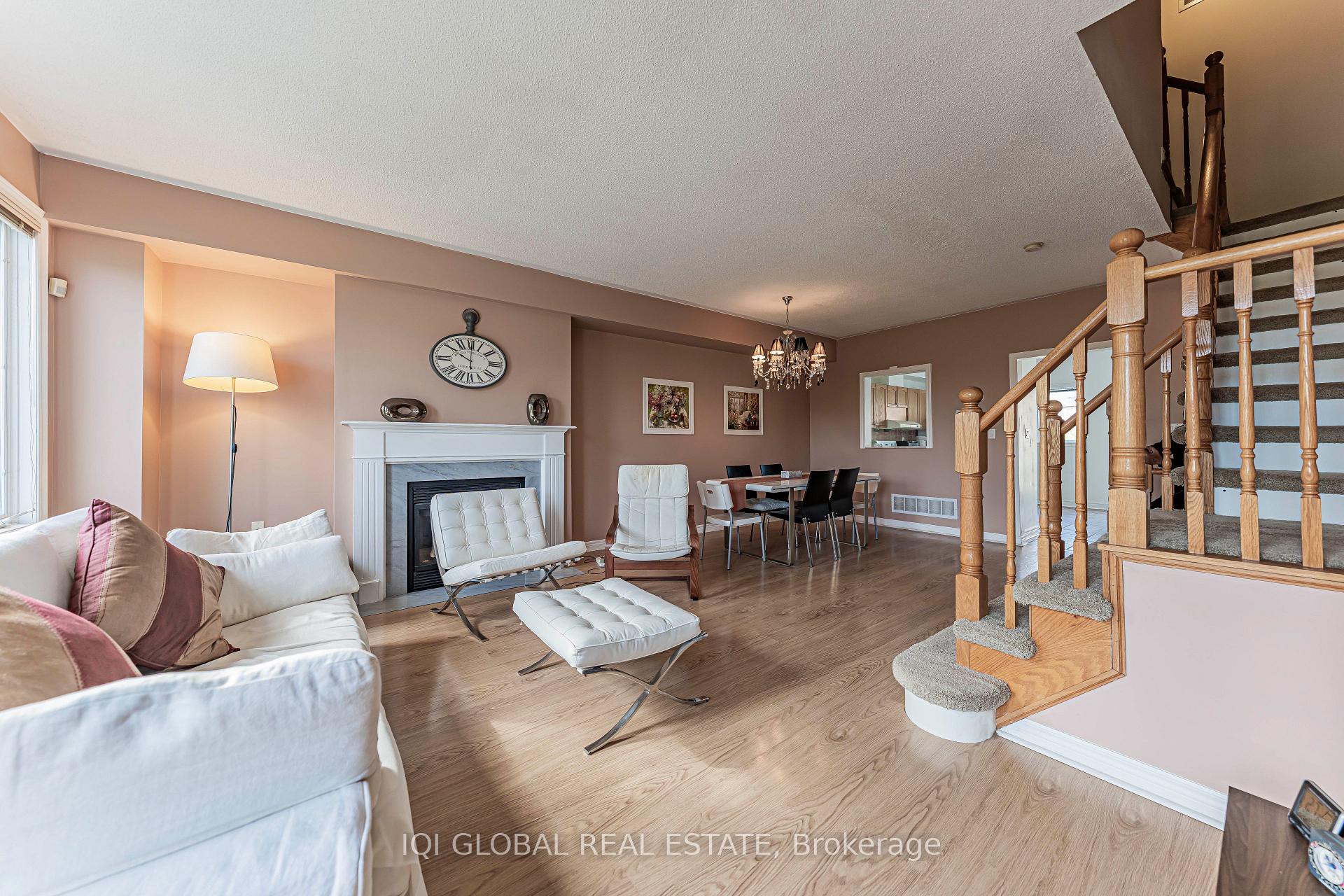 Photo 14 of 30 Pond Drive, Markham, Commerce Valley — HOMEH