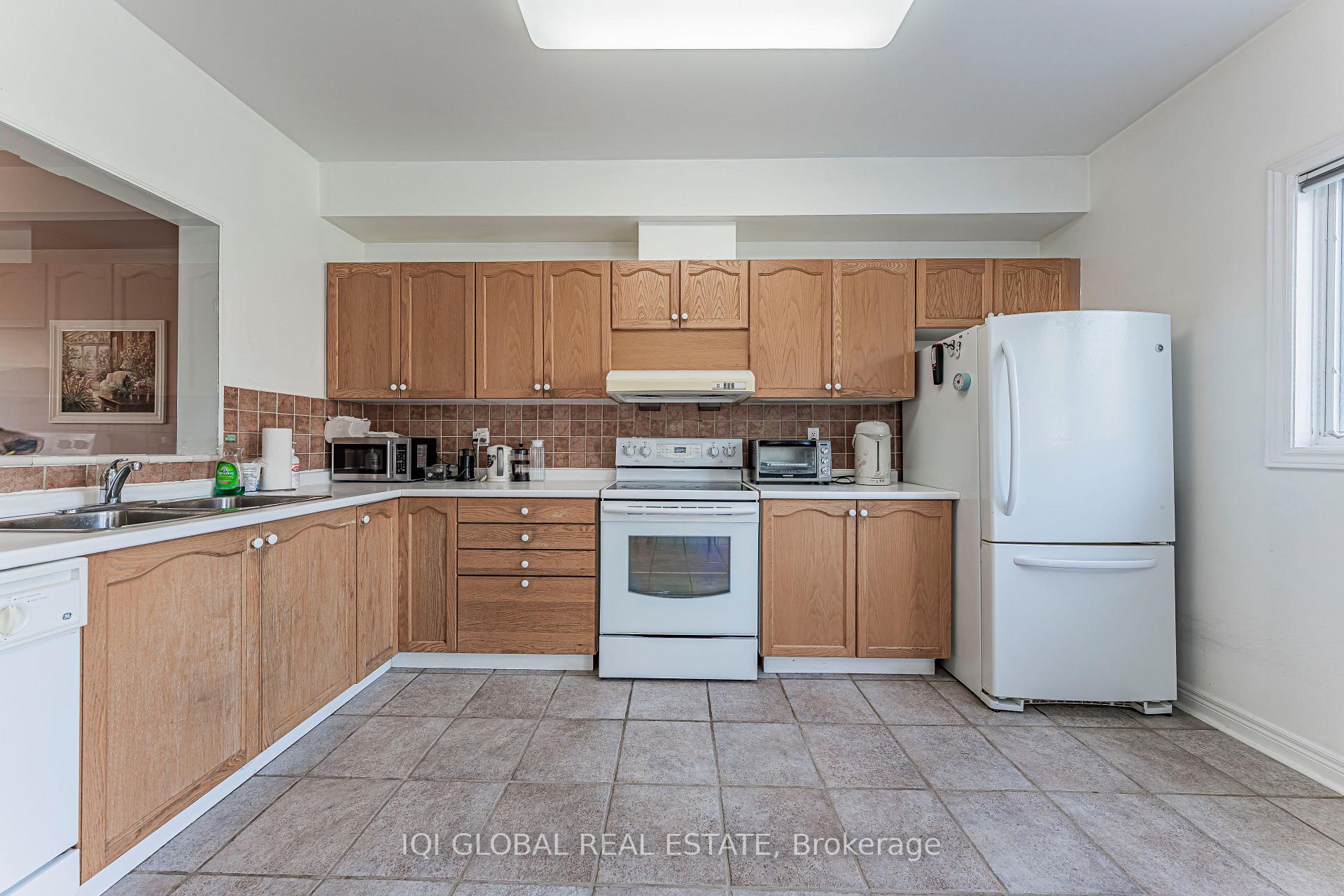 Photo 15 of 30 Pond Drive, Markham, Commerce Valley — HOMEH
