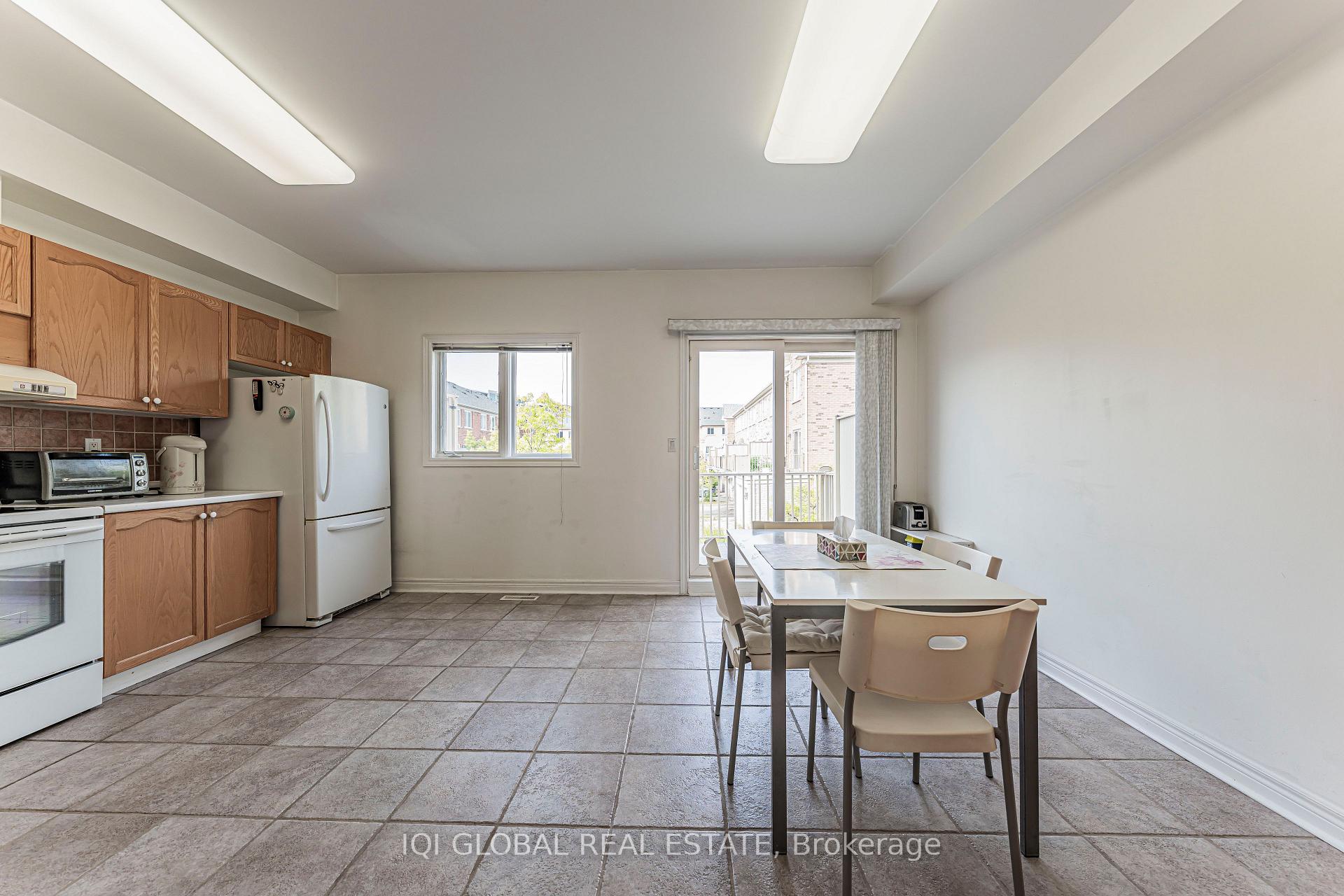 Photo 16 of 30 Pond Drive, Markham, Commerce Valley — HOMEH
