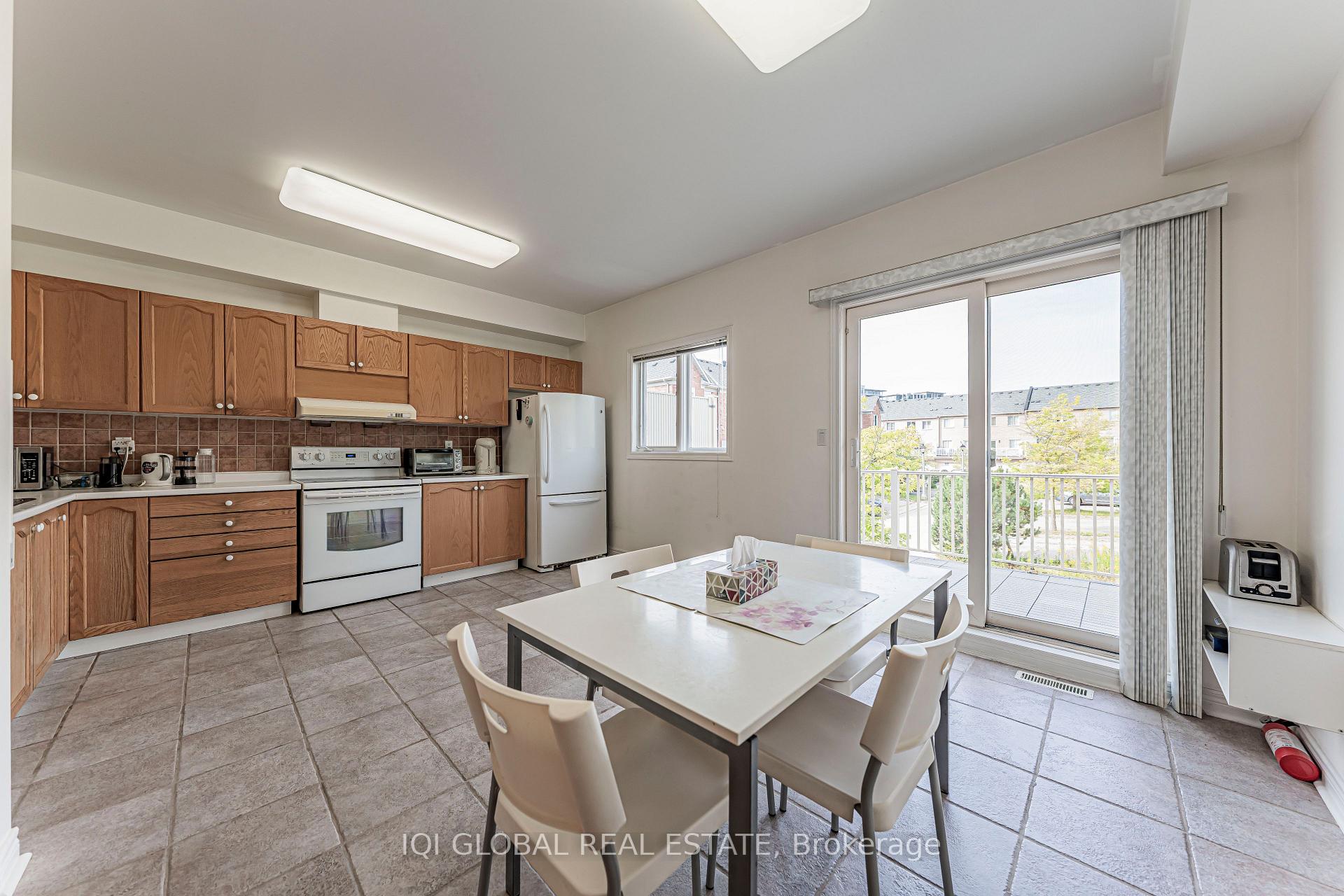 Photo 17 of 30 Pond Drive, Markham, Commerce Valley — HOMEH