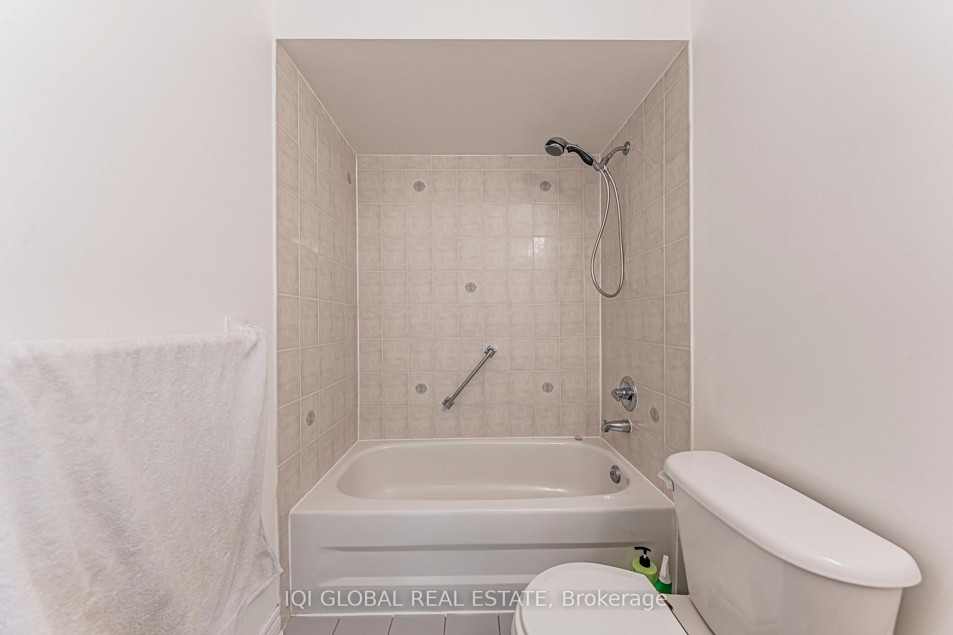 Photo 21 of 30 Pond Drive, Markham, Commerce Valley — HOMEH