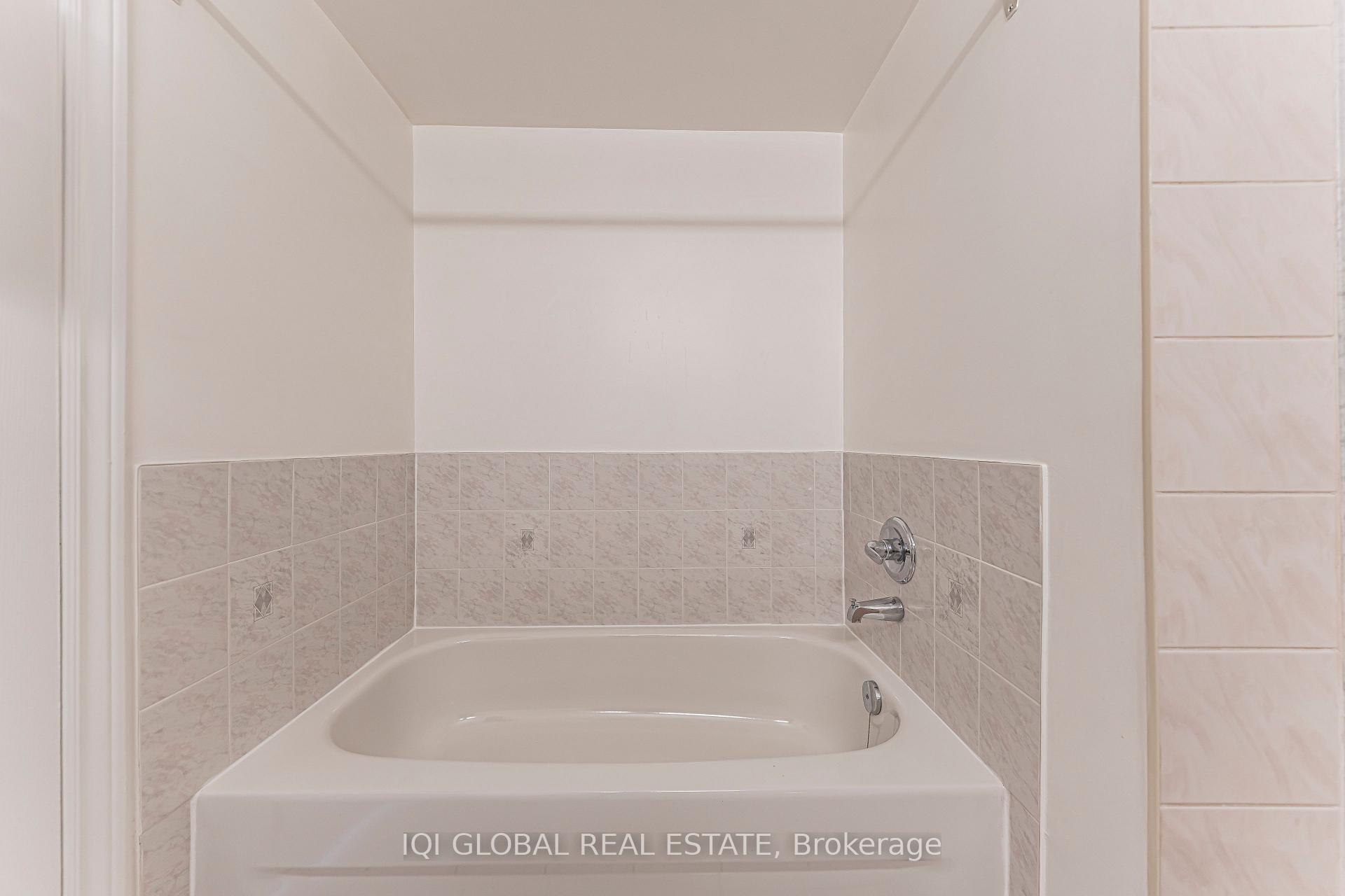 Photo 25 of 30 Pond Drive, Markham, Commerce Valley — HOMEH
