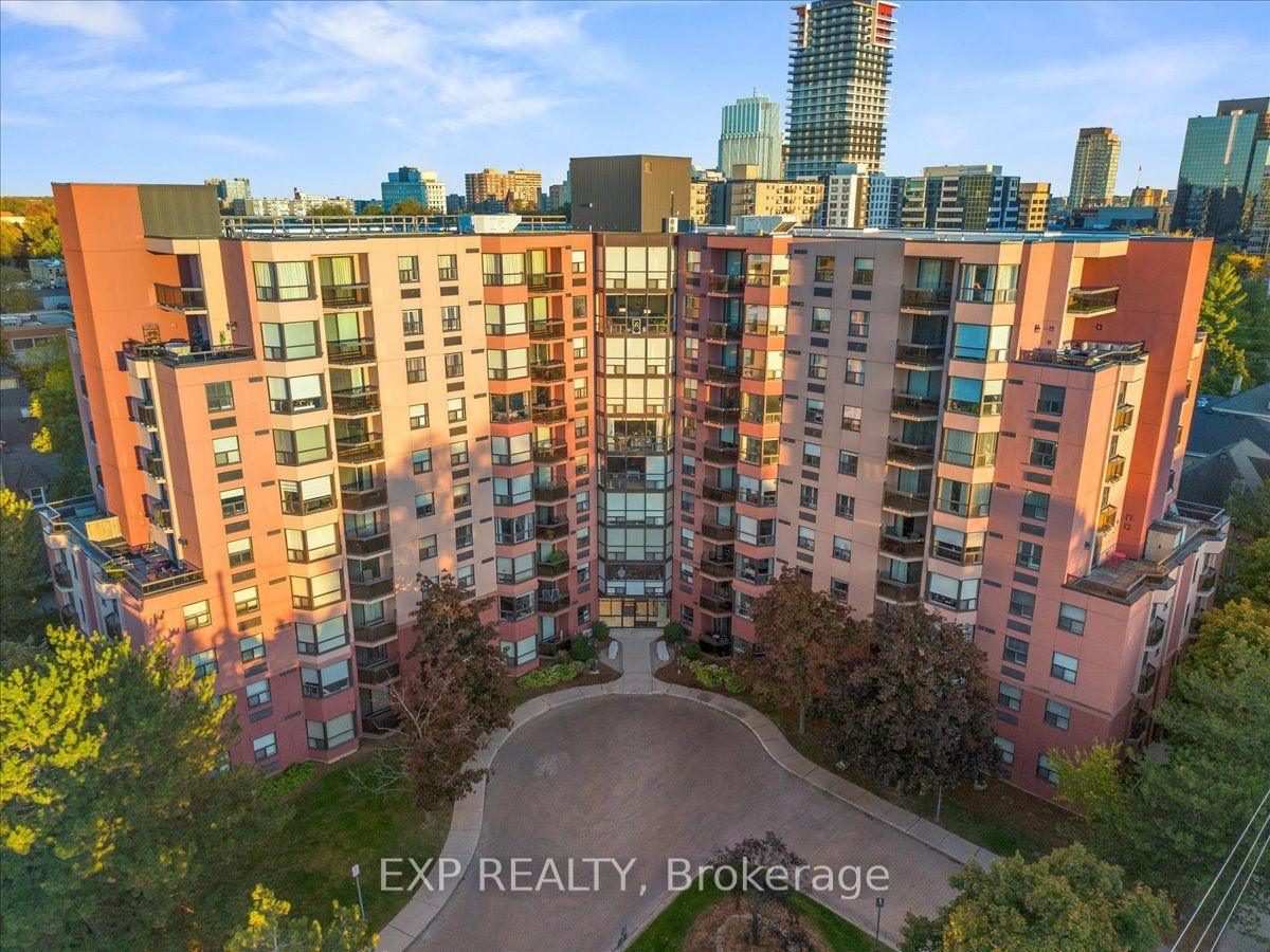Front of Unit 704, 600 Talbot Street
