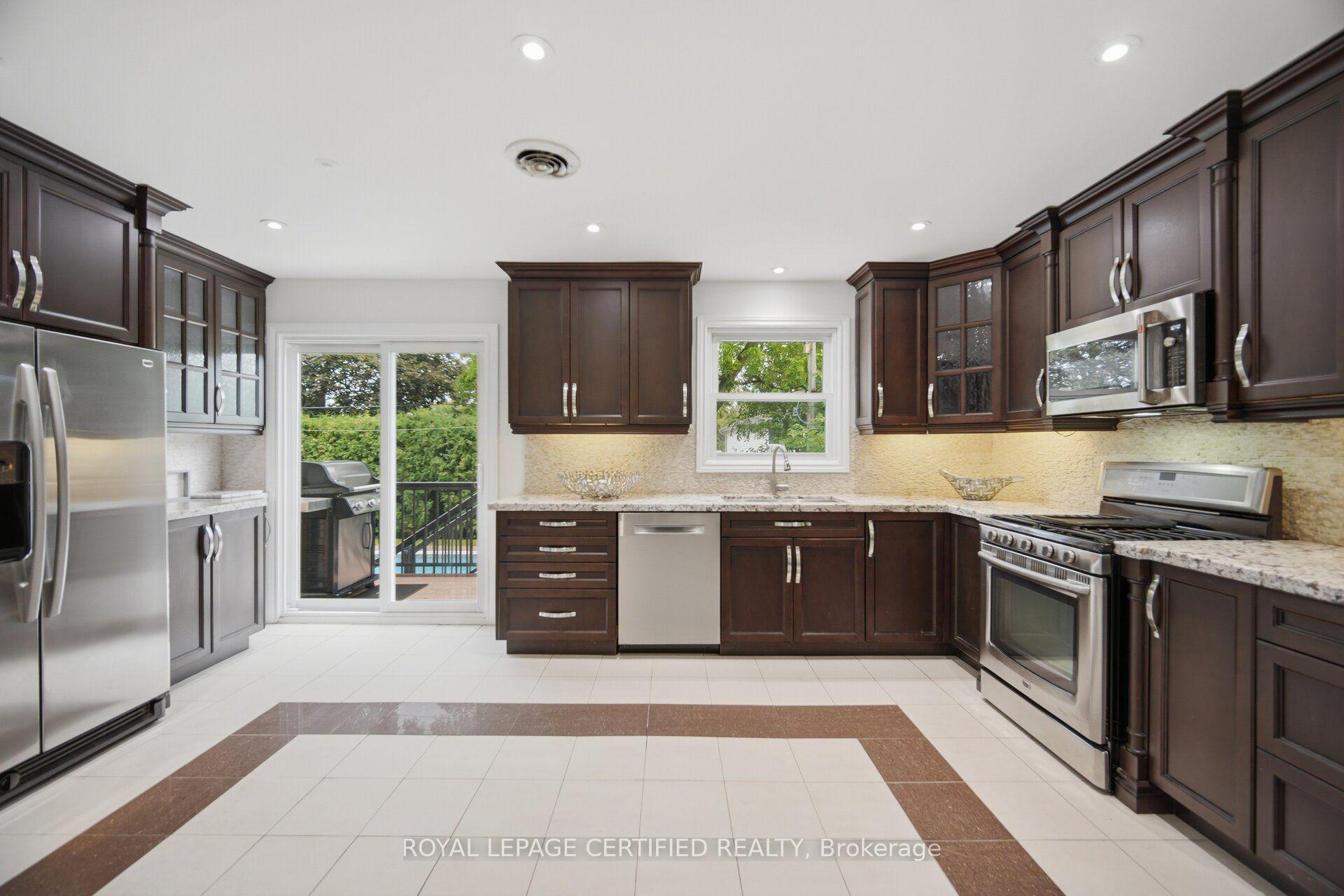 Photo 9 of 3490 Rexway Drive, Burlington, Roseland — HOMEH