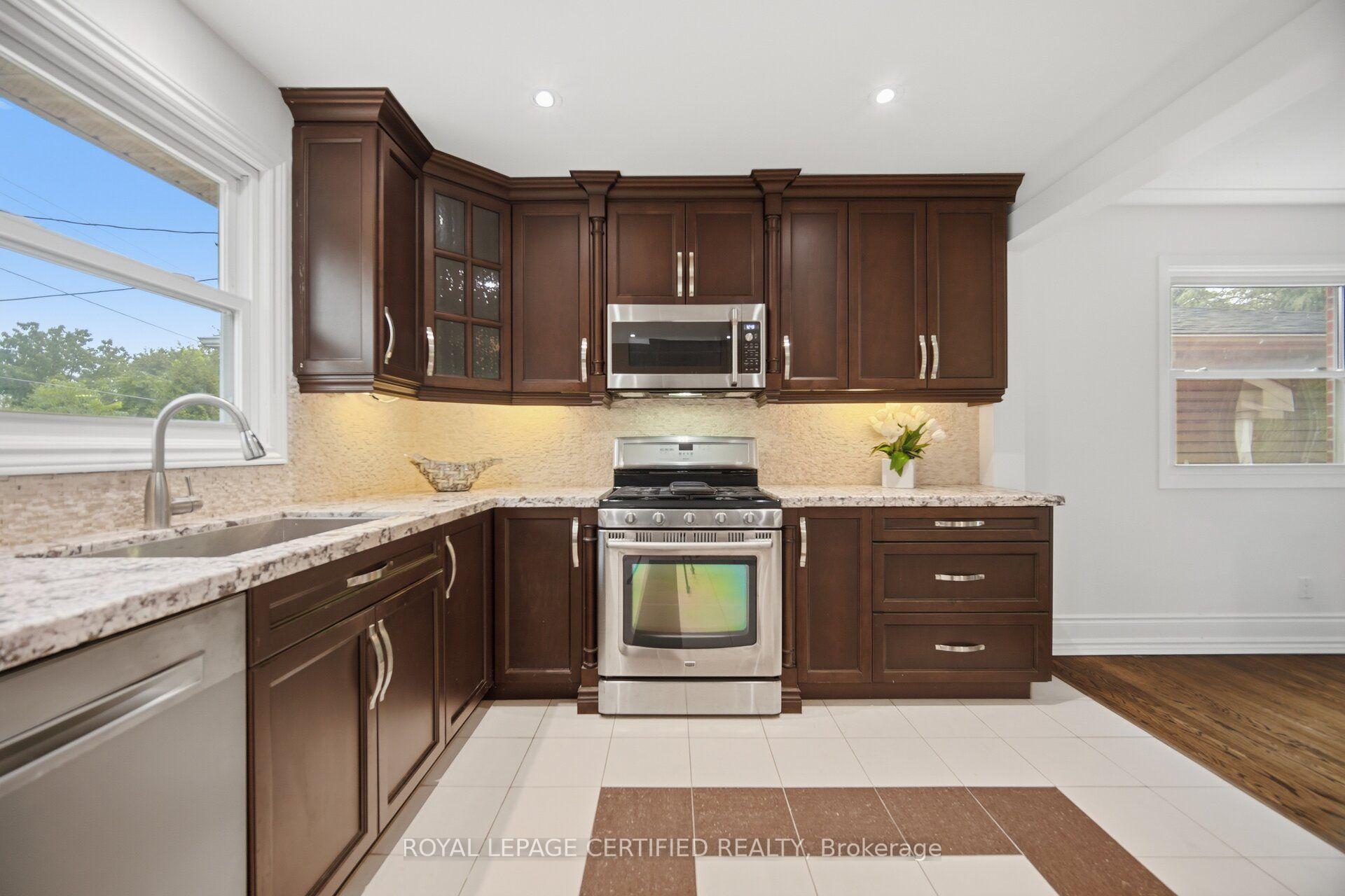 Photo 11 of 3490 Rexway Drive, Burlington, Roseland — HOMEH