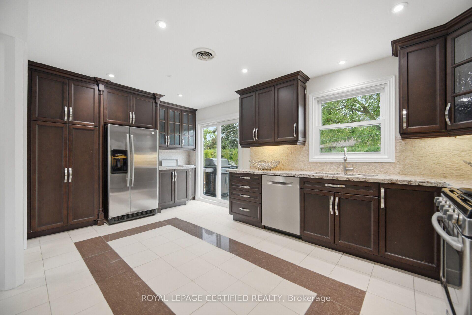 Photo 12 of 3490 Rexway Drive, Burlington, Roseland — HOMEH