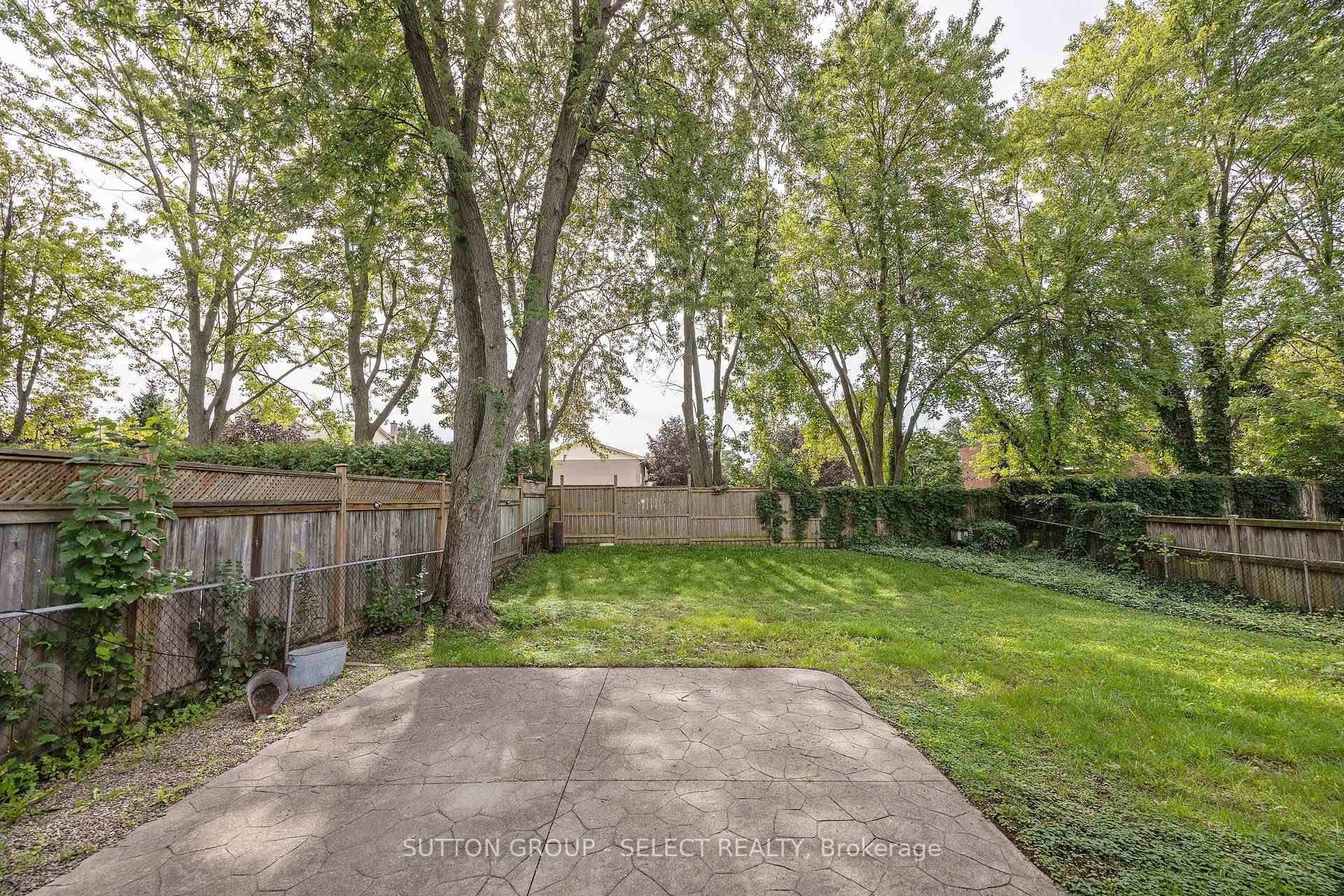 Photo 29 of 31 Yew Tree Gardens, London, North F — HOMEH