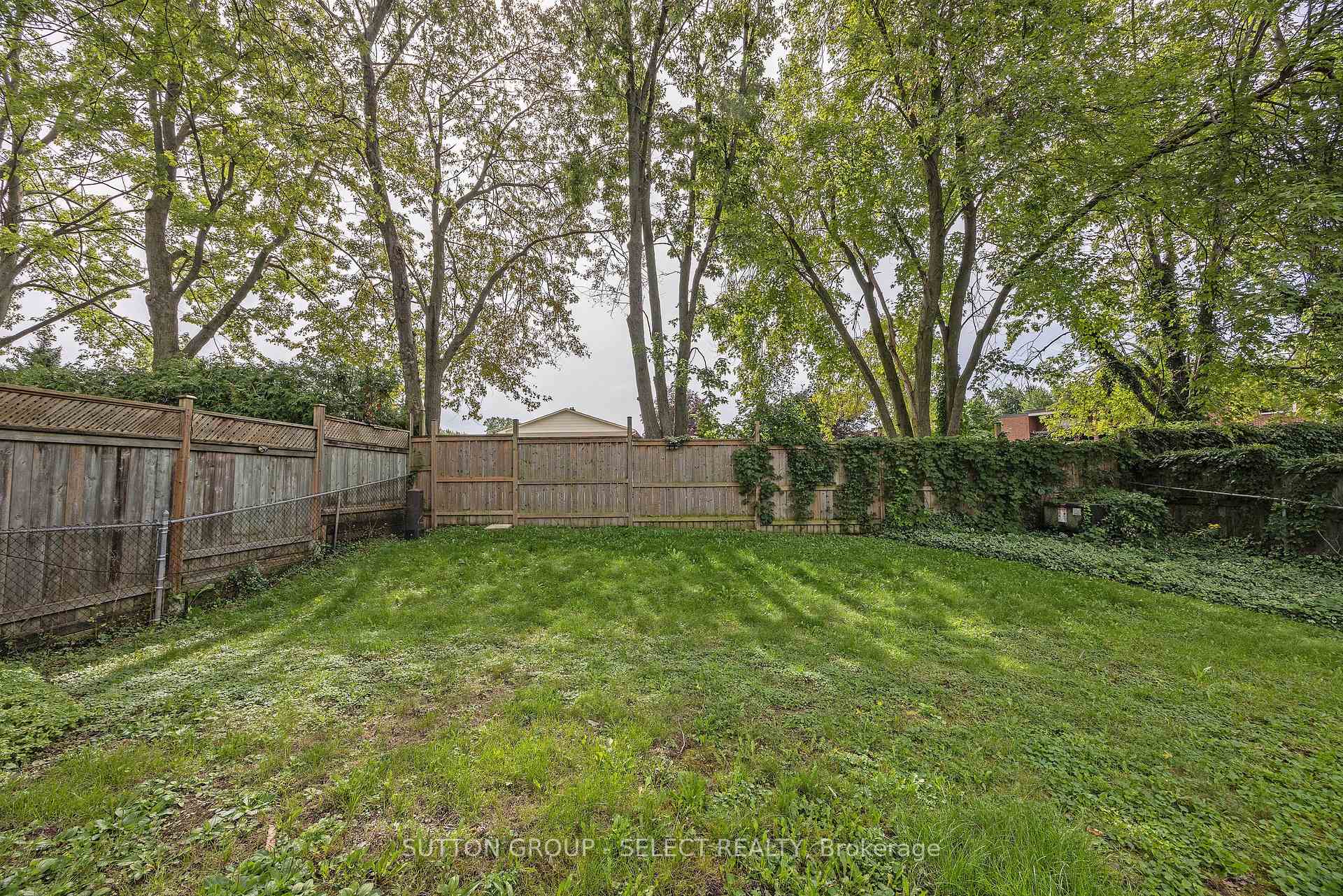 Photo 31 of 31 Yew Tree Gardens, London, North F — HOMEH