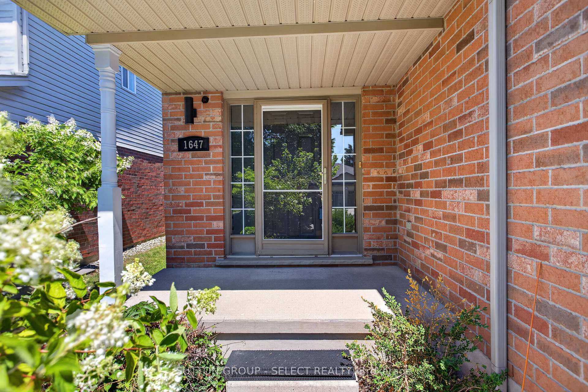 Photo 3 of 1647 Bayswater Crescent, London, North E — HOMEH