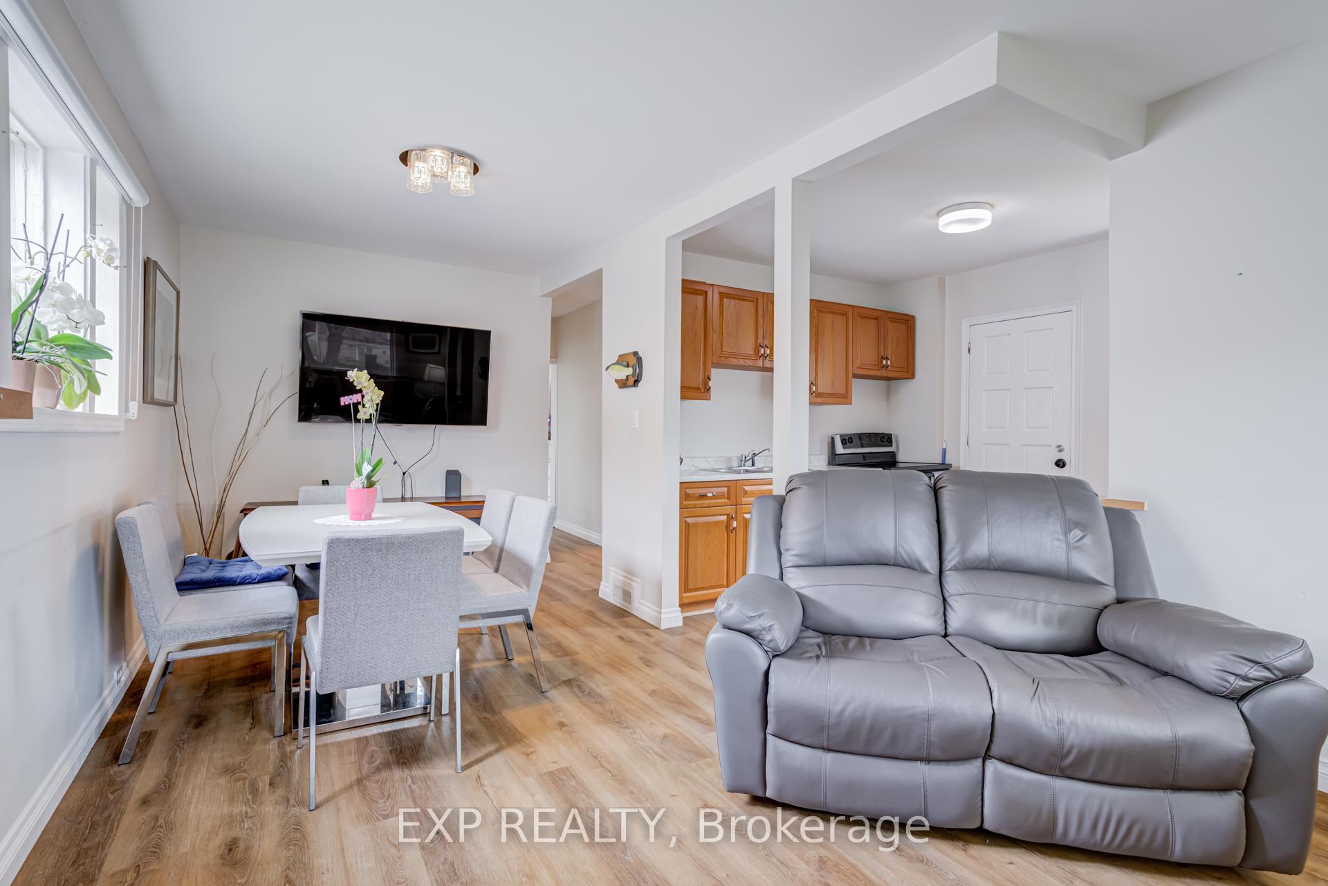 Photo 4 of 5 Laxis Avenue, North York, Mount Dennis — HOMEH