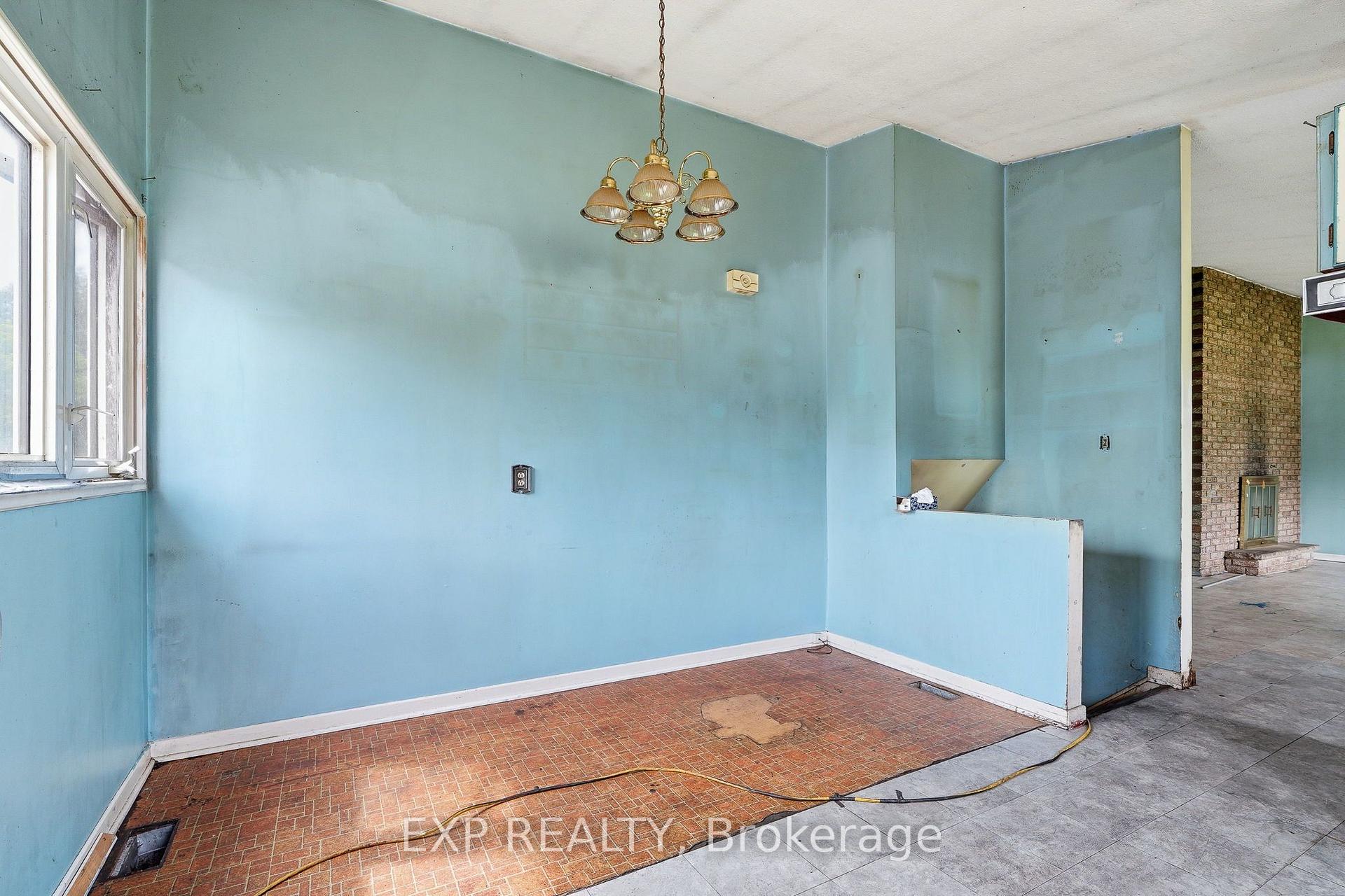 Photo 5 of 2498 Mer Bleue Road, Ottawa, Mer Bleue/Bradley Estates/Anderson Park — HOMEH