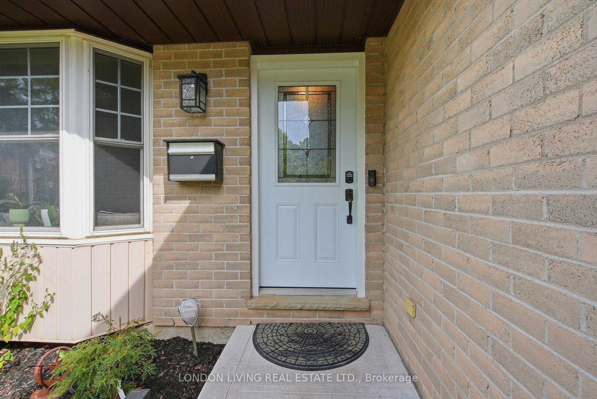 Photo 4 of 704 Homeview Road, London, South Q — HOMEH